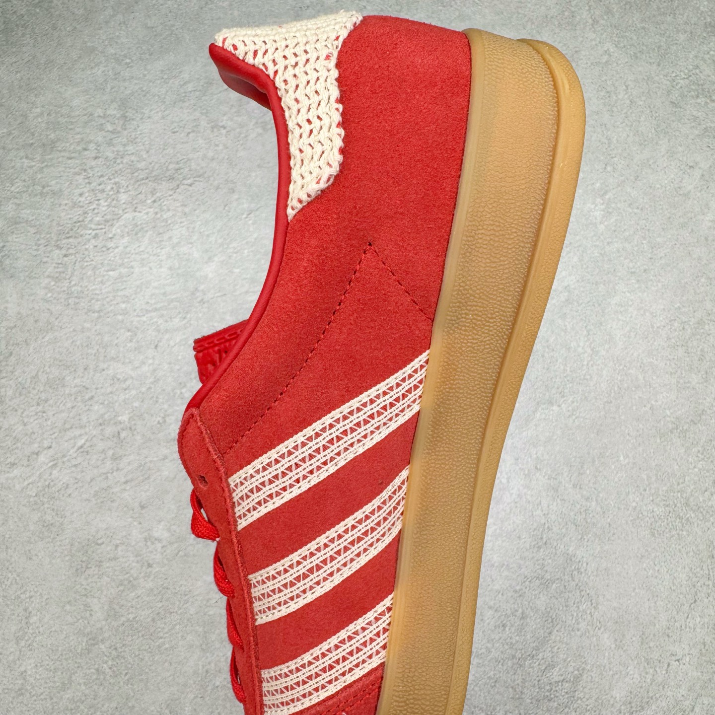 图片[7]-＃HP纯原 AD Original Gazelle Trainers 瞪羚室内鞋系列低帮复古百搭休闲运动德训风板鞋 JI2756 高端零售特供批次 原厂定制长毛翻毛皮组合环保纤维革鞋面材质 内置环保海玻璃鞋垫 外置RB橡胶大底 产品品控稳定性领先行业 原厂全套原楦原纸板冲刀磨具开发 原厂皮料加持 原厂港宝加持定型后跟R度完美 将复古进行到底 简约流畅 三十年不变经典 这款Gazelle运动鞋 无论面料、配色、质感或设计 都只在重现其1991年原款的经典 皮革鞋面 撞色三条纹和鞋跟标的设计 力求呈现90年代的经典复古风潮 Samba火热的同时 也带动了其它的复古鞋型 Gazelle便是其中一只 Gazelle Indoor拥有包边更宽的T字型鞋头 更好的保护运动员的前掌 浓浓的复古氛围感 非常适合现在流行的Cleanfit风格 尺码：35.5 36 36⅔ 37⅓ 38 38⅔ 39⅓ 40 40⅔ 41⅓ 42 42⅔ 43⅓ 44 44⅔ 45-选品中心