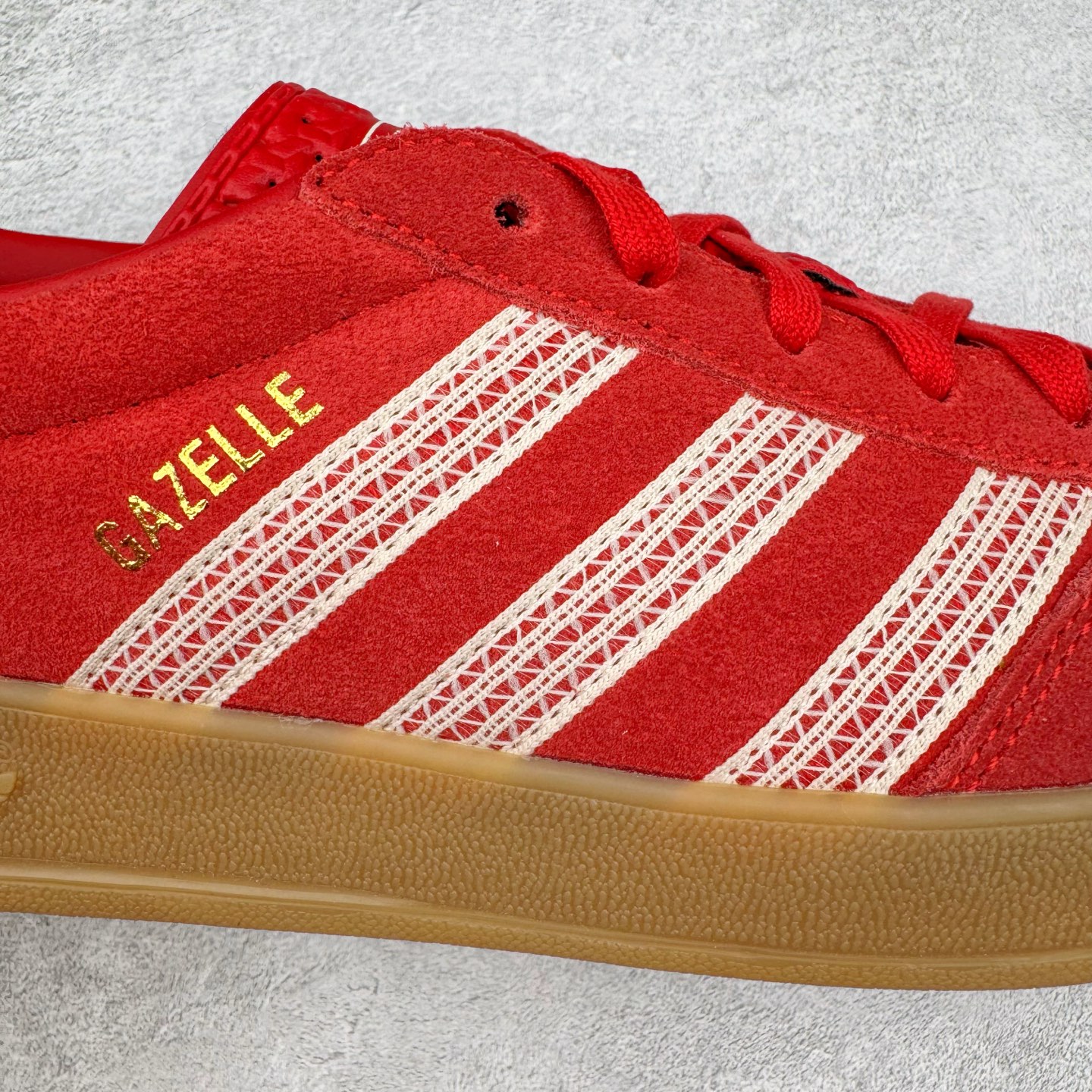 图片[18]-＃HP纯原 AD Original Gazelle Trainers 瞪羚室内鞋系列低帮复古百搭休闲运动德训风板鞋 JI2756 高端零售特供批次 原厂定制长毛翻毛皮组合环保纤维革鞋面材质 内置环保海玻璃鞋垫 外置RB橡胶大底 产品品控稳定性领先行业 原厂全套原楦原纸板冲刀磨具开发 原厂皮料加持 原厂港宝加持定型后跟R度完美 将复古进行到底 简约流畅 三十年不变经典 这款Gazelle运动鞋 无论面料、配色、质感或设计 都只在重现其1991年原款的经典 皮革鞋面 撞色三条纹和鞋跟标的设计 力求呈现90年代的经典复古风潮 Samba火热的同时 也带动了其它的复古鞋型 Gazelle便是其中一只 Gazelle Indoor拥有包边更宽的T字型鞋头 更好的保护运动员的前掌 浓浓的复古氛围感 非常适合现在流行的Cleanfit风格 尺码：35.5 36 36⅔ 37⅓ 38 38⅔ 39⅓ 40 40⅔ 41⅓ 42 42⅔ 43⅓ 44 44⅔ 45-选品中心