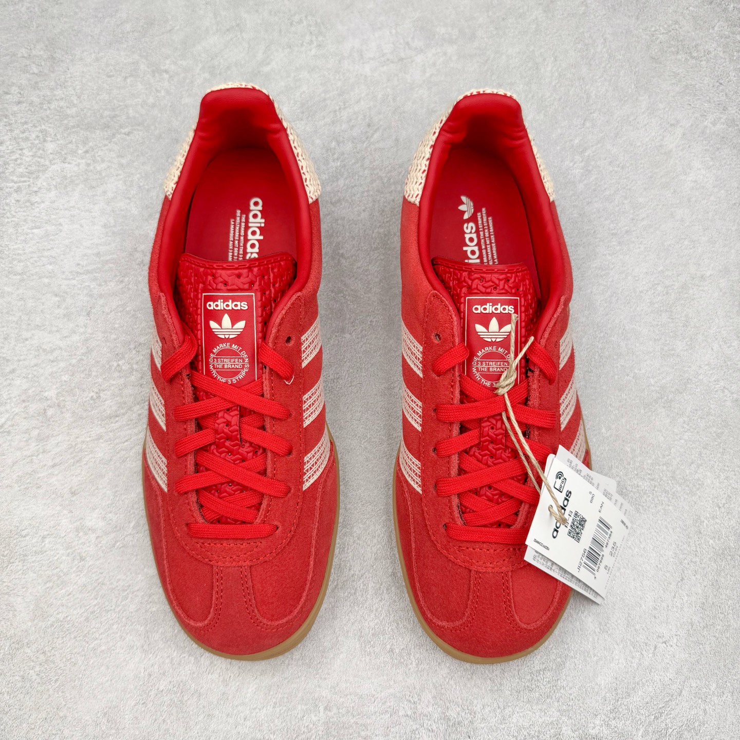 图片[2]-＃HP纯原 AD Original Gazelle Trainers 瞪羚室内鞋系列低帮复古百搭休闲运动德训风板鞋 JI2756 高端零售特供批次 原厂定制长毛翻毛皮组合环保纤维革鞋面材质 内置环保海玻璃鞋垫 外置RB橡胶大底 产品品控稳定性领先行业 原厂全套原楦原纸板冲刀磨具开发 原厂皮料加持 原厂港宝加持定型后跟R度完美 将复古进行到底 简约流畅 三十年不变经典 这款Gazelle运动鞋 无论面料、配色、质感或设计 都只在重现其1991年原款的经典 皮革鞋面 撞色三条纹和鞋跟标的设计 力求呈现90年代的经典复古风潮 Samba火热的同时 也带动了其它的复古鞋型 Gazelle便是其中一只 Gazelle Indoor拥有包边更宽的T字型鞋头 更好的保护运动员的前掌 浓浓的复古氛围感 非常适合现在流行的Cleanfit风格 尺码：35.5 36 36⅔ 37⅓ 38 38⅔ 39⅓ 40 40⅔ 41⅓ 42 42⅔ 43⅓ 44 44⅔ 45-选品中心