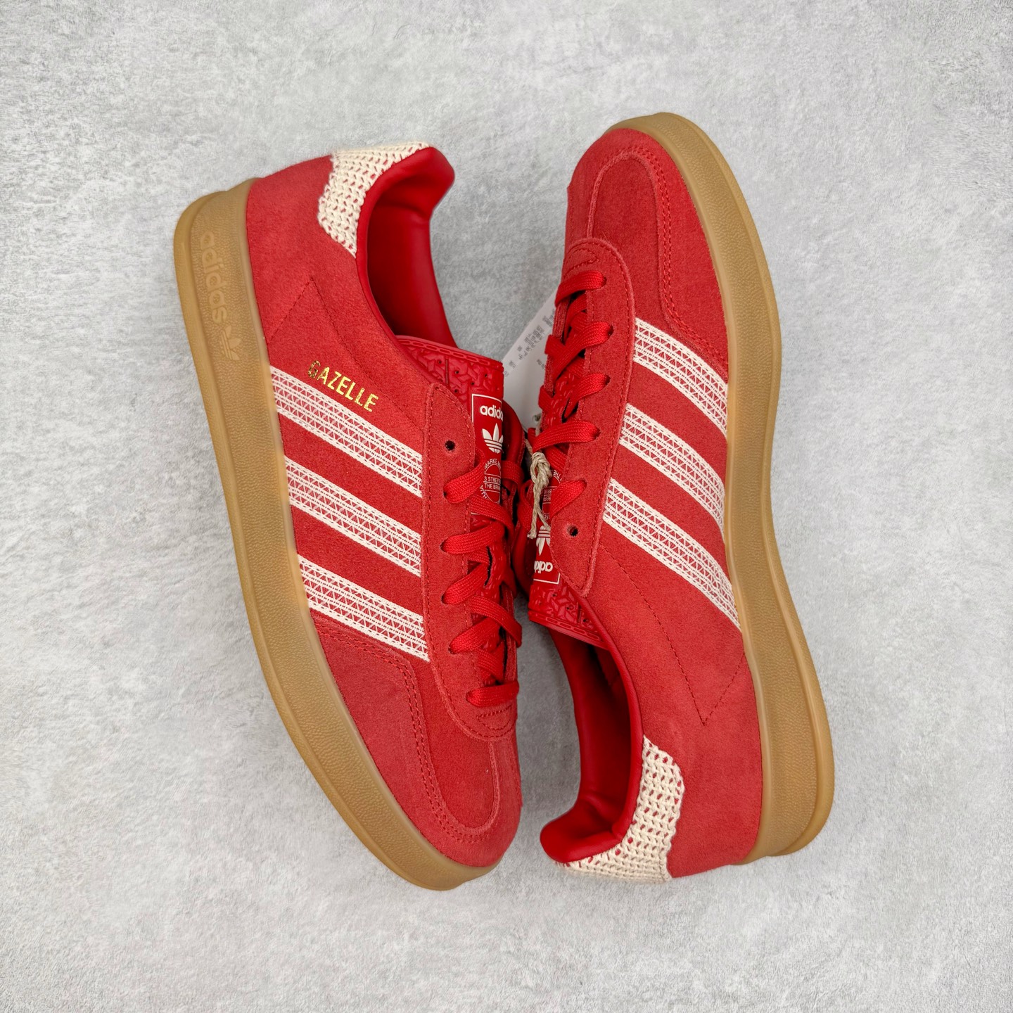 图片[3]-＃HP纯原 AD Original Gazelle Trainers 瞪羚室内鞋系列低帮复古百搭休闲运动德训风板鞋 JI2756 高端零售特供批次 原厂定制长毛翻毛皮组合环保纤维革鞋面材质 内置环保海玻璃鞋垫 外置RB橡胶大底 产品品控稳定性领先行业 原厂全套原楦原纸板冲刀磨具开发 原厂皮料加持 原厂港宝加持定型后跟R度完美 将复古进行到底 简约流畅 三十年不变经典 这款Gazelle运动鞋 无论面料、配色、质感或设计 都只在重现其1991年原款的经典 皮革鞋面 撞色三条纹和鞋跟标的设计 力求呈现90年代的经典复古风潮 Samba火热的同时 也带动了其它的复古鞋型 Gazelle便是其中一只 Gazelle Indoor拥有包边更宽的T字型鞋头 更好的保护运动员的前掌 浓浓的复古氛围感 非常适合现在流行的Cleanfit风格 尺码：35.5 36 36⅔ 37⅓ 38 38⅔ 39⅓ 40 40⅔ 41⅓ 42 42⅔ 43⅓ 44 44⅔ 45-选品中心