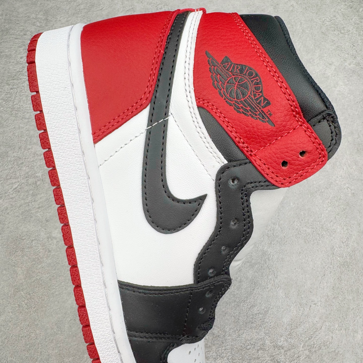 Air Jordan 1 Retro High Black Toe - Classic Style & Premium Comfort 7 i1745215987433 9696 0 4