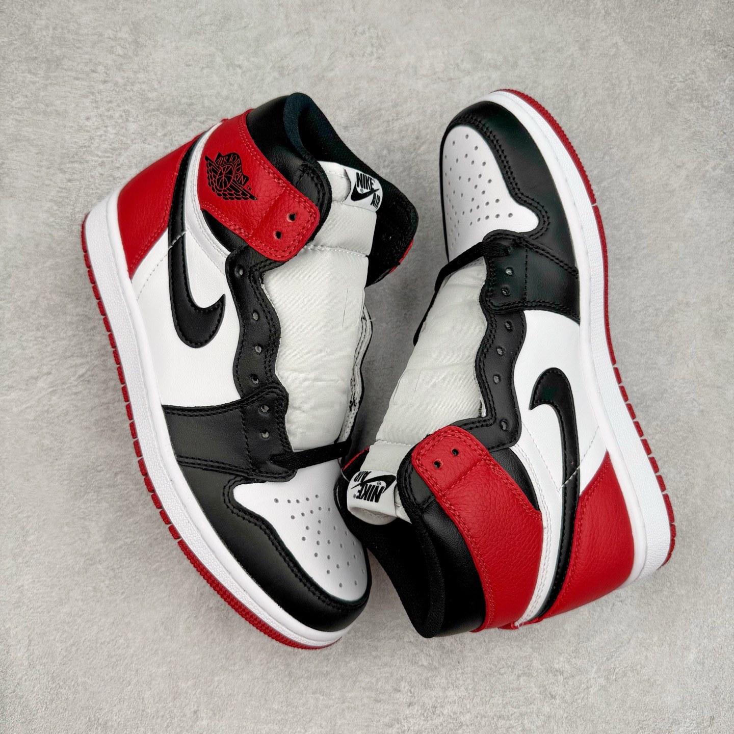 Air Jordan 1 Retro High Black Toe - Classic Style & Premium Comfort 4 i1745215989301 2529 0 1