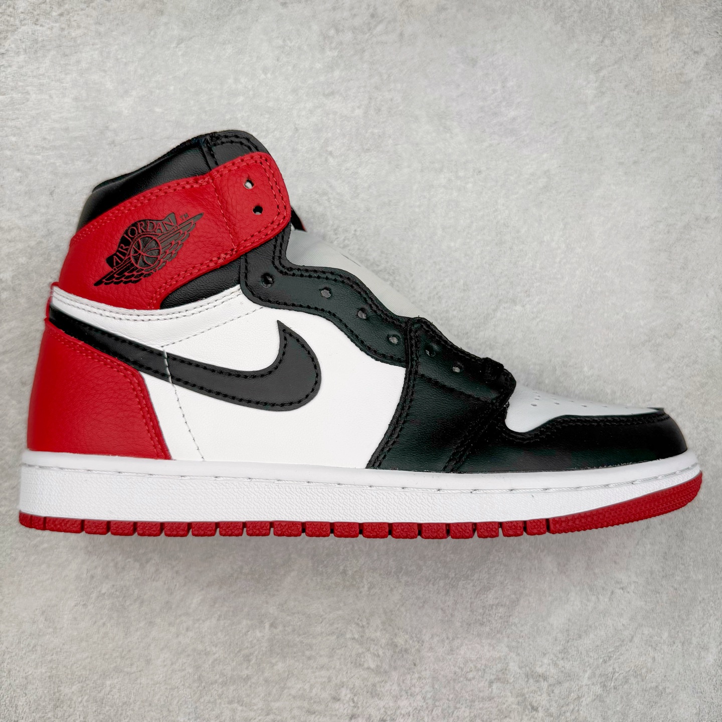 Air Jordan 1 Retro High Black Toe - Classic Style & Premium Comfort 2 i1745215989343 6605 0 17