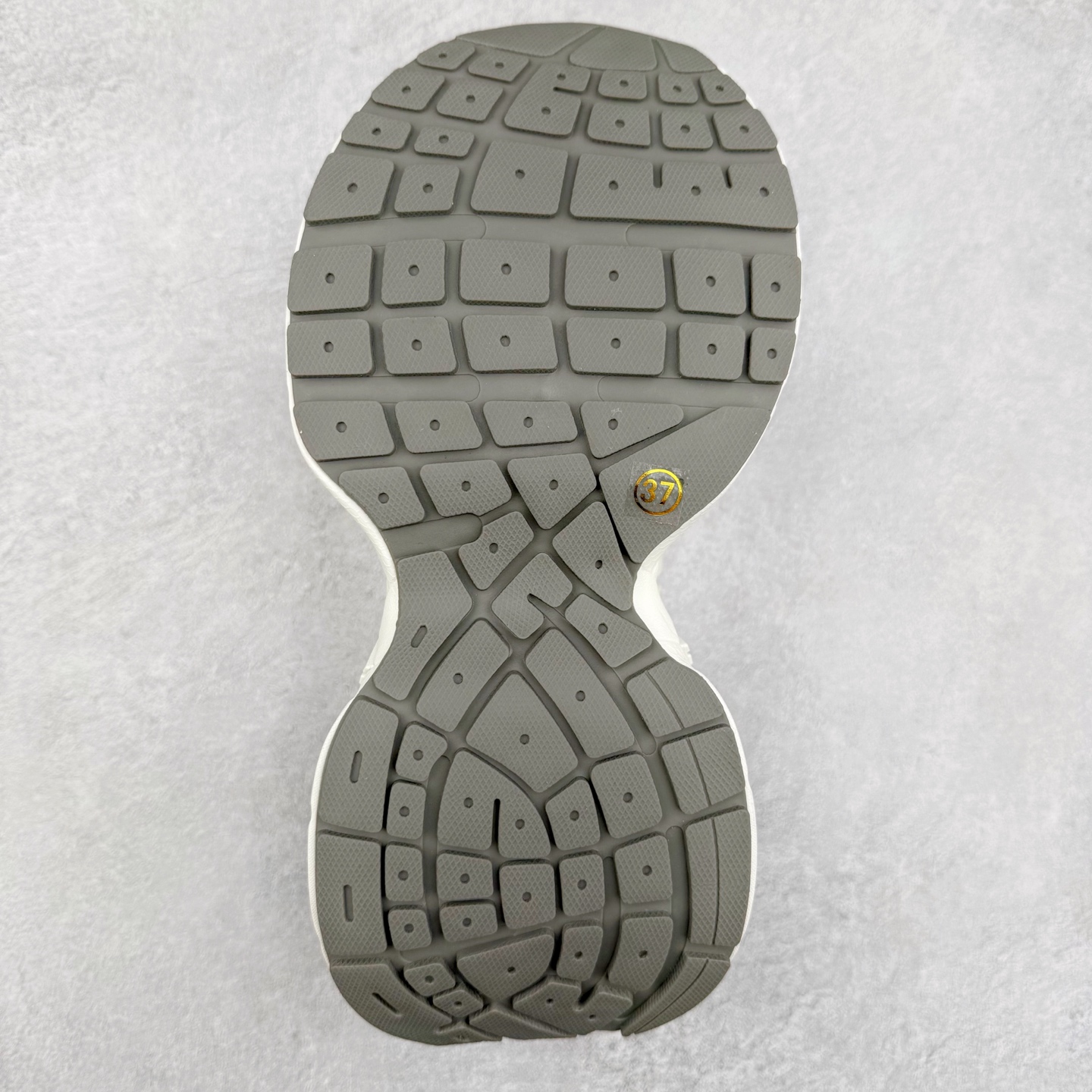 图片[9]-GG-CC Chunky Low 休闲时尚运动老爹鞋系列 广东大厂出品 完美细节 25ss春季新款 大长腿 时髦look轻松定格 不费力展现率性氛围 酷帅机能风不规则设计大底 GGcc灰色网布拼色造型设计 轻便舒适百搭 不管怎么搭都敲好看~ 尺码：35 36 37 38 39 40-选品中心