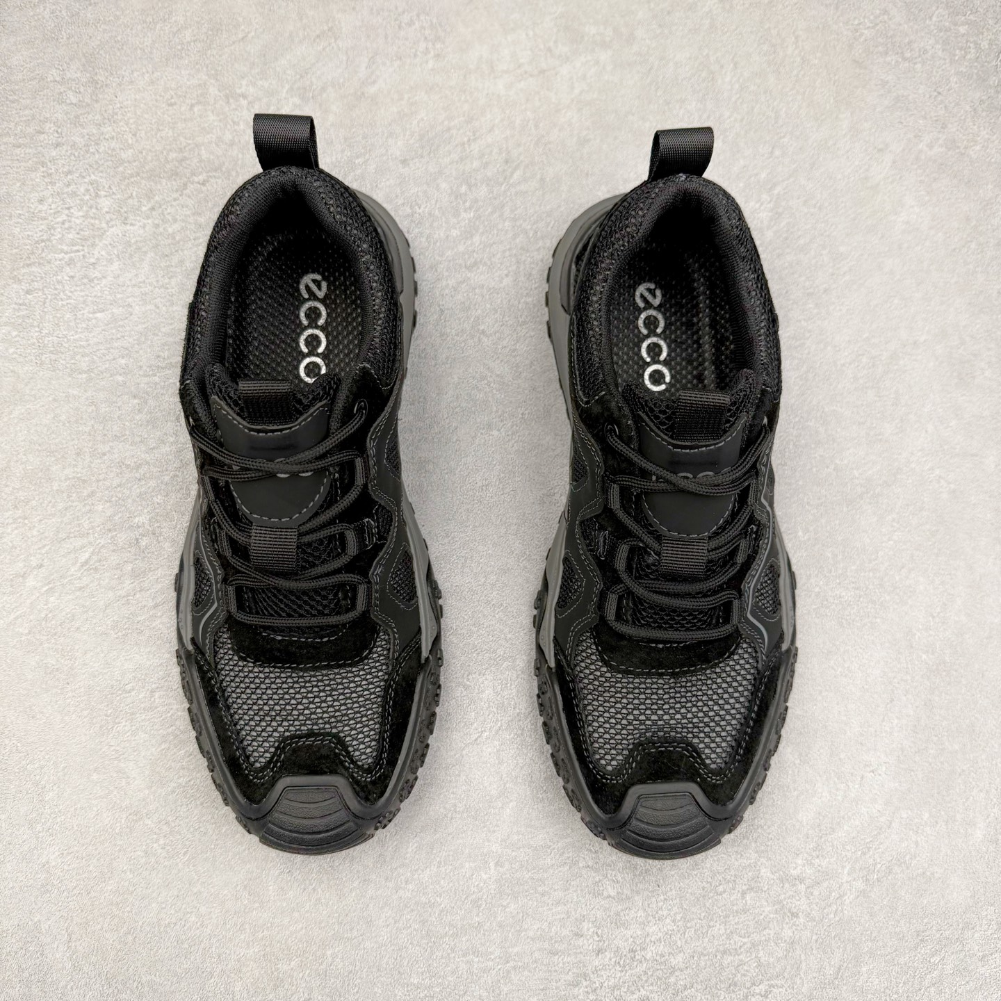 图片[2]-ECCO爱步男鞋夏季网眼鞋透气运动鞋网面休闲鞋 热酷户外系列 多种材质拼接鞋面，加强鞋内外空气双向对流，疏散闷热 保持脚感舒爽 提供亲肤透气贴合的穿着体验 简易系带设计，可自由调节鞋带松紧，方便快捷 鞋头防踢脚设计 保护脚趾防止磕碰 中底与鞋底直接拼接一体成型，合脚舒适 橡胶鞋底 轻盈柔韧，舒适耐穿 所向无界 步步生机 尺码：38 39 40 41 42 43 44 45（皮鞋码）-选品中心