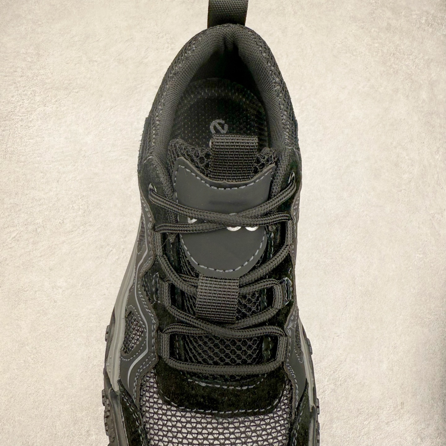 图片[5]-ECCO爱步男鞋夏季网眼鞋透气运动鞋网面休闲鞋 热酷户外系列 多种材质拼接鞋面，加强鞋内外空气双向对流，疏散闷热 保持脚感舒爽 提供亲肤透气贴合的穿着体验 简易系带设计，可自由调节鞋带松紧，方便快捷 鞋头防踢脚设计 保护脚趾防止磕碰 中底与鞋底直接拼接一体成型，合脚舒适 橡胶鞋底 轻盈柔韧，舒适耐穿 所向无界 步步生机 尺码：38 39 40 41 42 43 44 45（皮鞋码）-选品中心