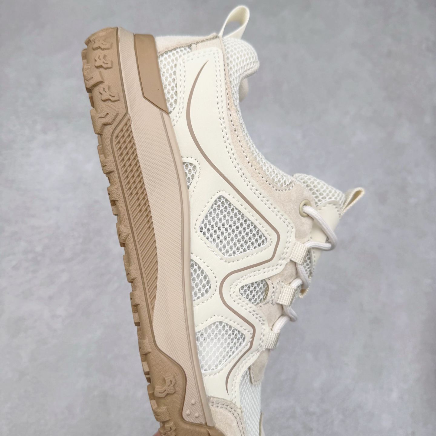 图片[6]-ECCO爱步男鞋夏季网眼鞋透气运动鞋网面休闲鞋 热酷户外系列 多种材质拼接鞋面，加强鞋内外空气双向对流，疏散闷热 保持脚感舒爽 提供亲肤透气贴合的穿着体验 简易系带设计，可自由调节鞋带松紧，方便快捷 鞋头防踢脚设计 保护脚趾防止磕碰 中底与鞋底直接拼接一体成型，合脚舒适 橡胶鞋底 轻盈柔韧，舒适耐穿 所向无界 步步生机 尺码：38 39 40 41 42 43 44 45（皮鞋码）-选品中心