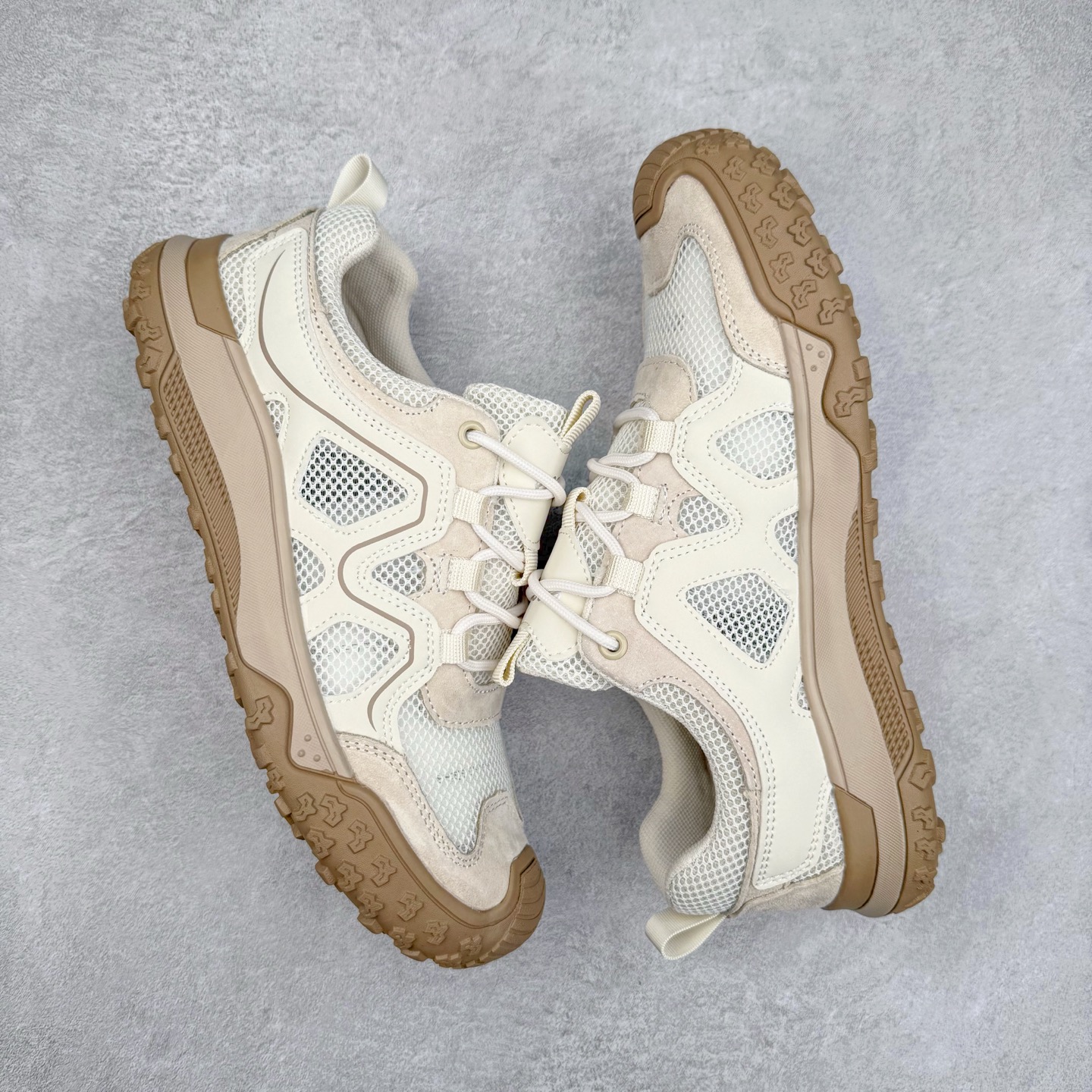 图片[3]-ECCO爱步男鞋夏季网眼鞋透气运动鞋网面休闲鞋 热酷户外系列 多种材质拼接鞋面，加强鞋内外空气双向对流，疏散闷热 保持脚感舒爽 提供亲肤透气贴合的穿着体验 简易系带设计，可自由调节鞋带松紧，方便快捷 鞋头防踢脚设计 保护脚趾防止磕碰 中底与鞋底直接拼接一体成型，合脚舒适 橡胶鞋底 轻盈柔韧，舒适耐穿 所向无界 步步生机 尺码：38 39 40 41 42 43 44 45（皮鞋码）-选品中心