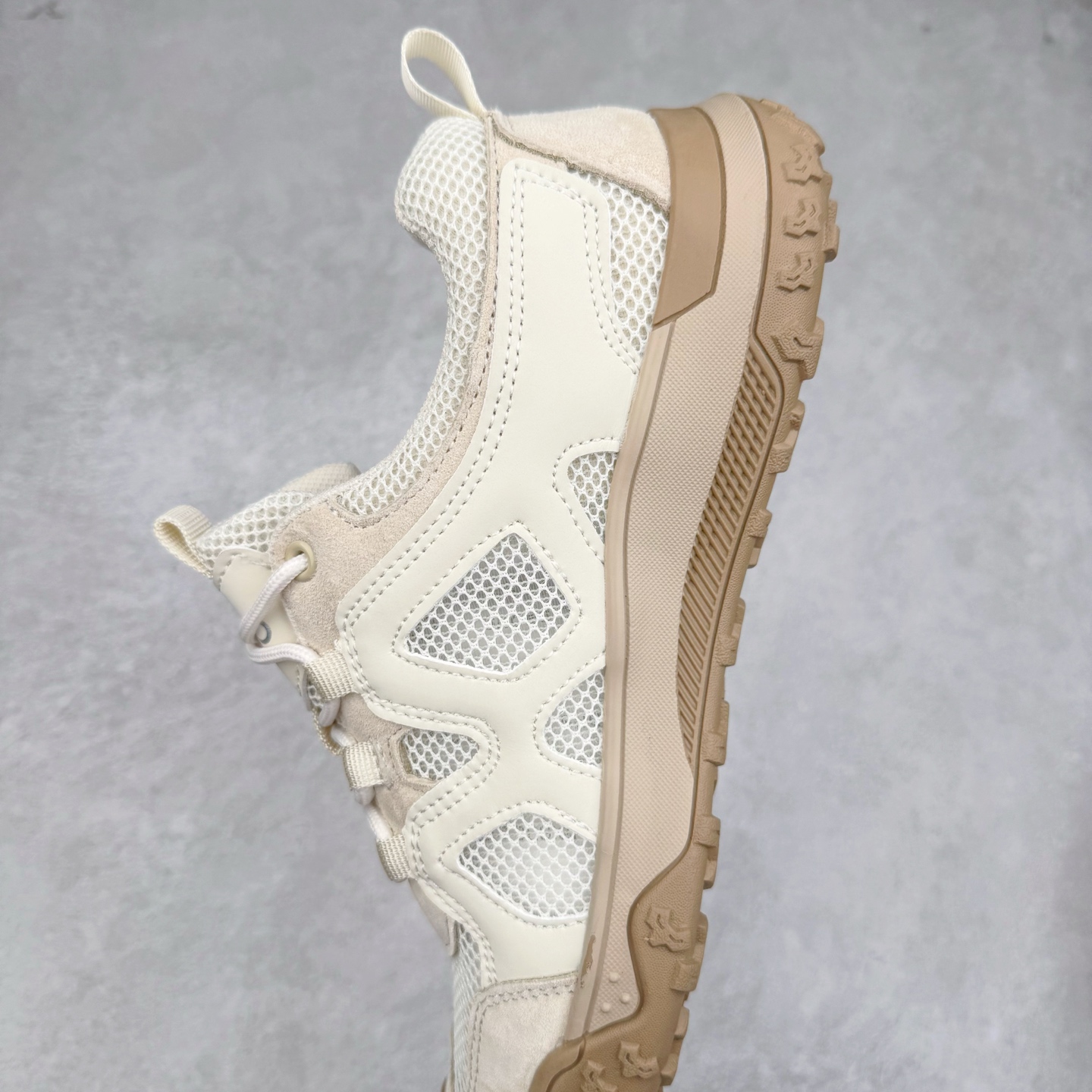 图片[7]-ECCO爱步男鞋夏季网眼鞋透气运动鞋网面休闲鞋 热酷户外系列 多种材质拼接鞋面，加强鞋内外空气双向对流，疏散闷热 保持脚感舒爽 提供亲肤透气贴合的穿着体验 简易系带设计，可自由调节鞋带松紧，方便快捷 鞋头防踢脚设计 保护脚趾防止磕碰 中底与鞋底直接拼接一体成型，合脚舒适 橡胶鞋底 轻盈柔韧，舒适耐穿 所向无界 步步生机 尺码：38 39 40 41 42 43 44 45（皮鞋码）-选品中心