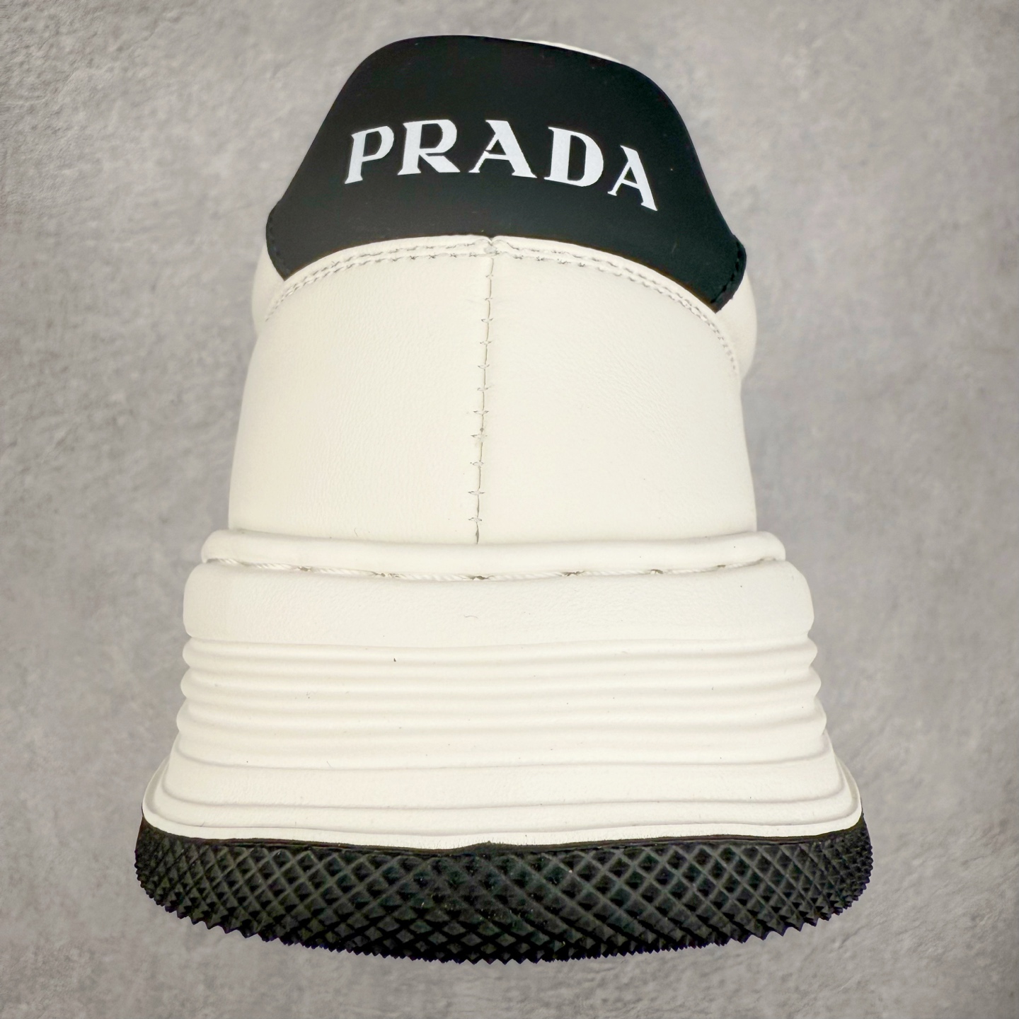 图片[8]-PRADA普拉达 厚底徽标系带运动休闲男鞋系列 #广东大厂品质 专柜同步 大气个性更潮更抢眼更追求档次，它将颠覆旧念，与您共度时尚潮人必备! 面料采用原版进口小牛皮 牛皮内里垫脚 橡胶发泡大底 轻便防滑耐磨 脚感舒适 款式耐看做工精细 配以简洁利落的鞋楦 彰显男人的果敢和硬朗 尺码：39-44（皮鞋码）-选品中心