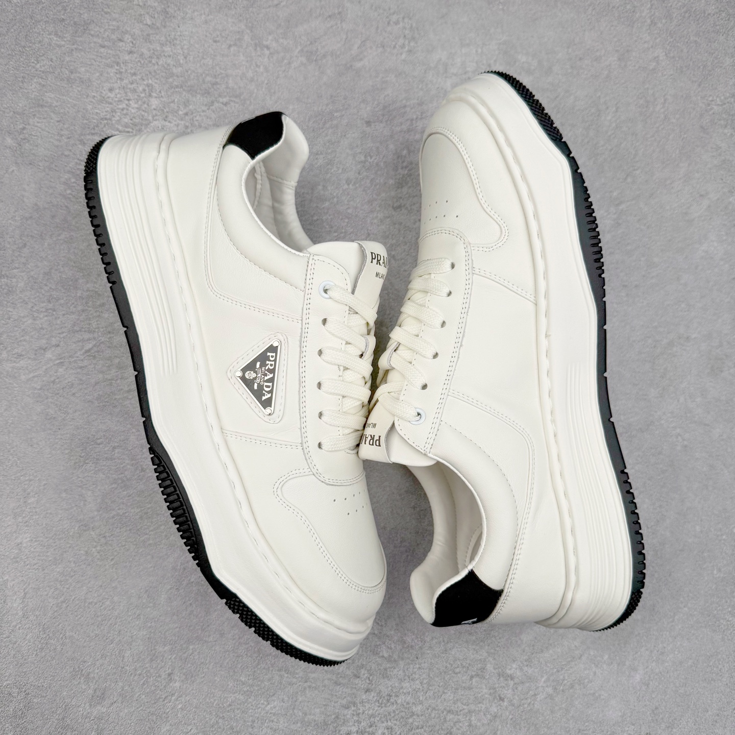 图片[3]-PRADA普拉达 厚底徽标系带运动休闲男鞋系列 #广东大厂品质 专柜同步 大气个性更潮更抢眼更追求档次，它将颠覆旧念，与您共度时尚潮人必备! 面料采用原版进口小牛皮 牛皮内里垫脚 橡胶发泡大底 轻便防滑耐磨 脚感舒适 款式耐看做工精细 配以简洁利落的鞋楦 彰显男人的果敢和硬朗 尺码：39-44（皮鞋码）-选品中心