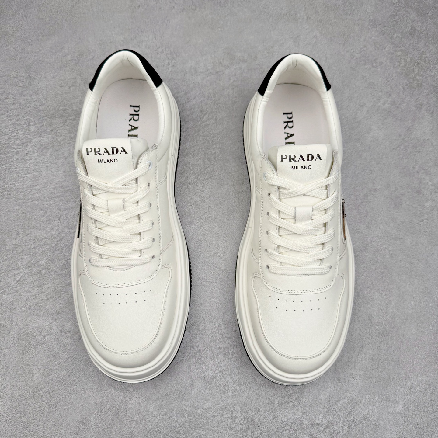 图片[2]-PRADA普拉达 厚底徽标系带运动休闲男鞋系列 #广东大厂品质 专柜同步 大气个性更潮更抢眼更追求档次，它将颠覆旧念，与您共度时尚潮人必备! 面料采用原版进口小牛皮 牛皮内里垫脚 橡胶发泡大底 轻便防滑耐磨 脚感舒适 款式耐看做工精细 配以简洁利落的鞋楦 彰显男人的果敢和硬朗 尺码：39-44（皮鞋码）-选品中心