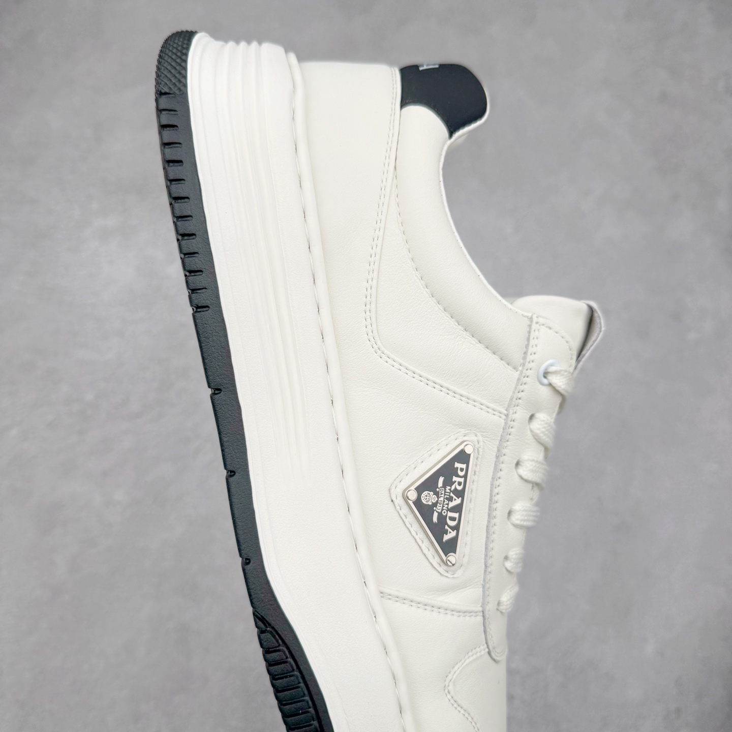 图片[6]-PRADA普拉达 厚底徽标系带运动休闲男鞋系列 #广东大厂品质 专柜同步 大气个性更潮更抢眼更追求档次，它将颠覆旧念，与您共度时尚潮人必备! 面料采用原版进口小牛皮 牛皮内里垫脚 橡胶发泡大底 轻便防滑耐磨 脚感舒适 款式耐看做工精细 配以简洁利落的鞋楦 彰显男人的果敢和硬朗 尺码：39-44（皮鞋码）-选品中心