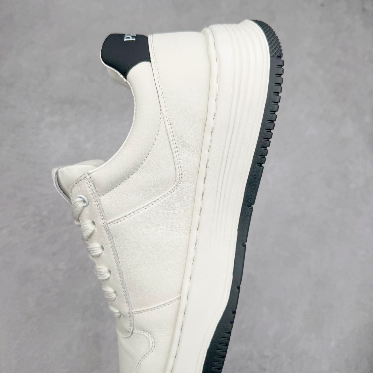 图片[7]-PRADA普拉达 厚底徽标系带运动休闲男鞋系列 #广东大厂品质 专柜同步 大气个性更潮更抢眼更追求档次，它将颠覆旧念，与您共度时尚潮人必备! 面料采用原版进口小牛皮 牛皮内里垫脚 橡胶发泡大底 轻便防滑耐磨 脚感舒适 款式耐看做工精细 配以简洁利落的鞋楦 彰显男人的果敢和硬朗 尺码：39-44（皮鞋码）-选品中心