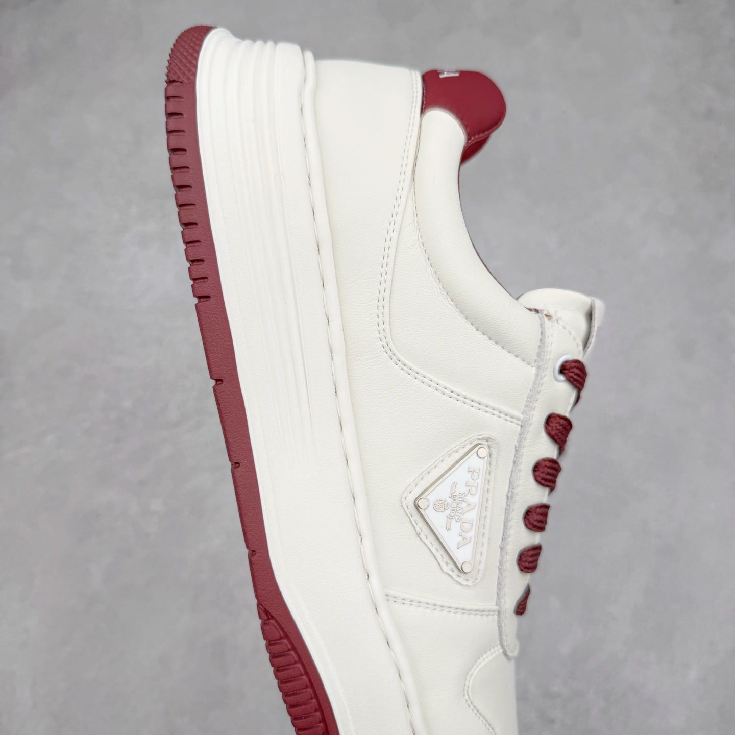 图片[6]-PRADA普拉达 厚底徽标系带运动休闲男鞋系列 #广东大厂品质 专柜同步 大气个性更潮更抢眼更追求档次，它将颠覆旧念，与您共度时尚潮人必备! 面料采用原版进口小牛皮 牛皮内里垫脚 橡胶发泡大底 轻便防滑耐磨 脚感舒适 款式耐看做工精细 配以简洁利落的鞋楦 彰显男人的果敢和硬朗 尺码：39-44（皮鞋码）-选品中心