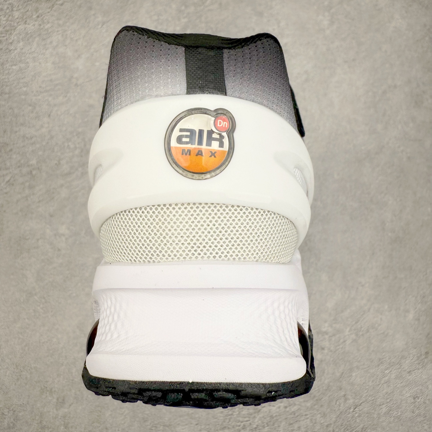 图片[8]-NK Air Max DN8 全掌科技气垫缓震运动跑鞋 FQ7860-038 DN8的核心亮点在于其八腔气垫结构 根据不同部位设定的气压值专为行走设计 提供卓越的舒适感 鞋面的设计让人联想到上世纪90年代末至2000年代初的多款Air Max 中底上系列圆形孔洞引发了热议 不少人将其与竞争品牌的缓震技术进行比较 例如K-SWISS 2010年代初推出的Tubes技 及以多孔鞋底闻名的品牌 尺码：36 36.5 37.5 38 38.5 39 40 40.5 41 42 42.5 43 44 44.5 45-选品中心