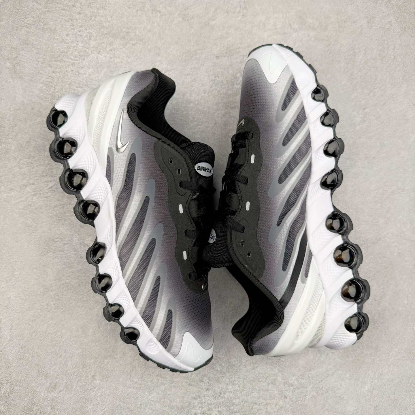 图片[3]-NK Air Max DN8 全掌科技气垫缓震运动跑鞋 FQ7860-038 DN8的核心亮点在于其八腔气垫结构 根据不同部位设定的气压值专为行走设计 提供卓越的舒适感 鞋面的设计让人联想到上世纪90年代末至2000年代初的多款Air Max 中底上系列圆形孔洞引发了热议 不少人将其与竞争品牌的缓震技术进行比较 例如K-SWISS 2010年代初推出的Tubes技 及以多孔鞋底闻名的品牌 尺码：36 36.5 37.5 38 38.5 39 40 40.5 41 42 42.5 43 44 44.5 45-选品中心