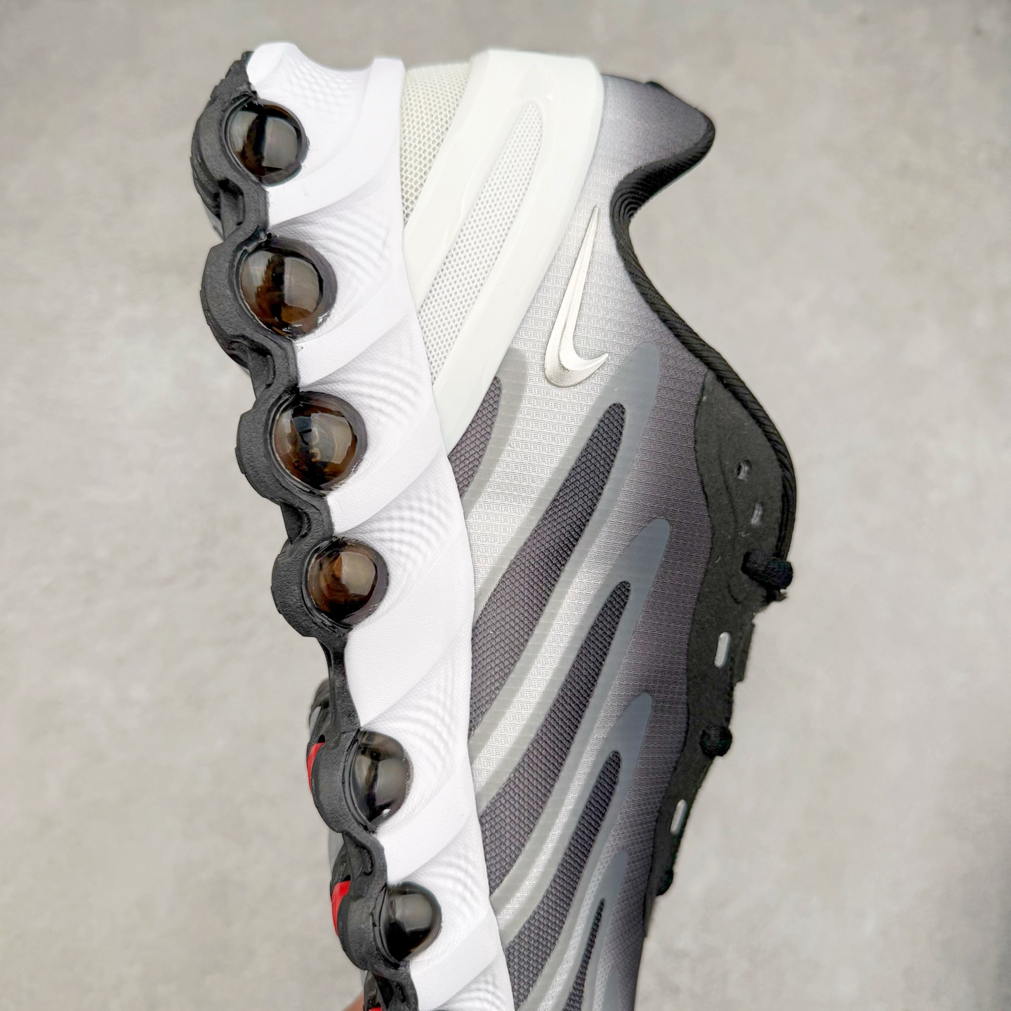 图片[6]-NK Air Max DN8 全掌科技气垫缓震运动跑鞋 FQ7860-038 DN8的核心亮点在于其八腔气垫结构 根据不同部位设定的气压值专为行走设计 提供卓越的舒适感 鞋面的设计让人联想到上世纪90年代末至2000年代初的多款Air Max 中底上系列圆形孔洞引发了热议 不少人将其与竞争品牌的缓震技术进行比较 例如K-SWISS 2010年代初推出的Tubes技 及以多孔鞋底闻名的品牌 尺码：36 36.5 37.5 38 38.5 39 40 40.5 41 42 42.5 43 44 44.5 45-选品中心