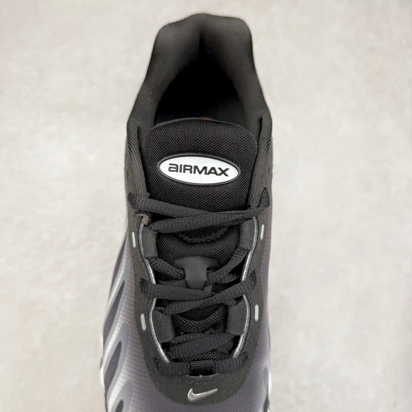 图片[5]-NK Air Max DN8 全掌科技气垫缓震运动跑鞋 FQ7860-038 DN8的核心亮点在于其八腔气垫结构 根据不同部位设定的气压值专为行走设计 提供卓越的舒适感 鞋面的设计让人联想到上世纪90年代末至2000年代初的多款Air Max 中底上系列圆形孔洞引发了热议 不少人将其与竞争品牌的缓震技术进行比较 例如K-SWISS 2010年代初推出的Tubes技 及以多孔鞋底闻名的品牌 尺码：36 36.5 37.5 38 38.5 39 40 40.5 41 42 42.5 43 44 44.5 45-选品中心