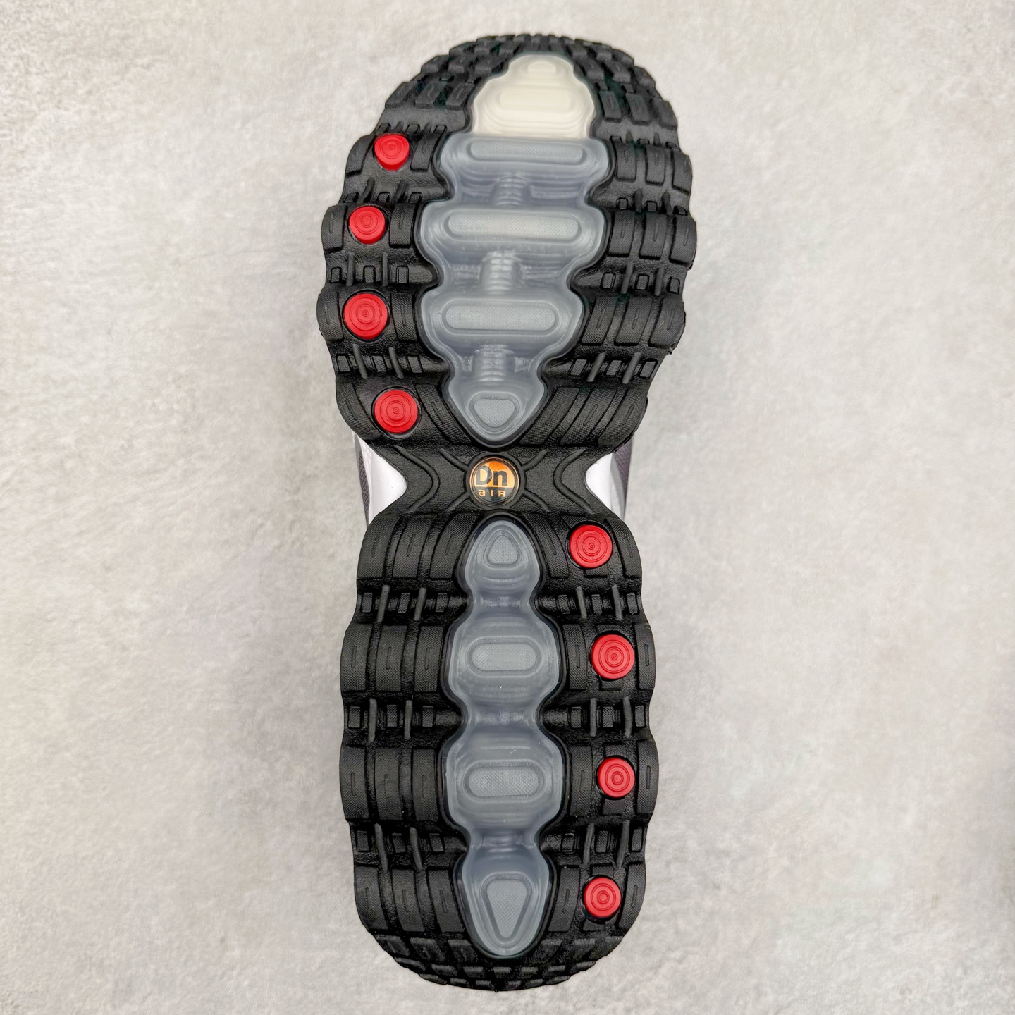 图片[9]-NK Air Max DN8 全掌科技气垫缓震运动跑鞋 FQ7860-038 DN8的核心亮点在于其八腔气垫结构 根据不同部位设定的气压值专为行走设计 提供卓越的舒适感 鞋面的设计让人联想到上世纪90年代末至2000年代初的多款Air Max 中底上系列圆形孔洞引发了热议 不少人将其与竞争品牌的缓震技术进行比较 例如K-SWISS 2010年代初推出的Tubes技 及以多孔鞋底闻名的品牌 尺码：36 36.5 37.5 38 38.5 39 40 40.5 41 42 42.5 43 44 44.5 45-选品中心