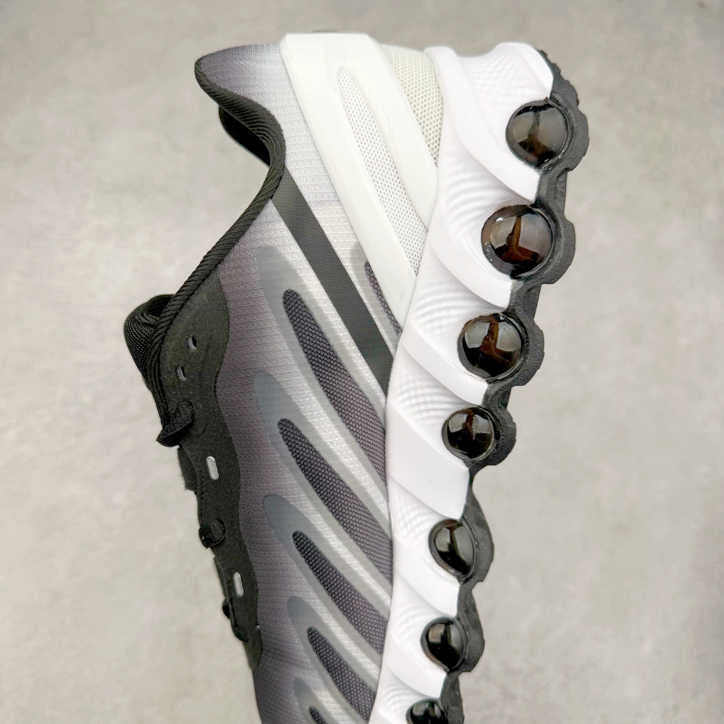 图片[7]-NK Air Max DN8 全掌科技气垫缓震运动跑鞋 FQ7860-038 DN8的核心亮点在于其八腔气垫结构 根据不同部位设定的气压值专为行走设计 提供卓越的舒适感 鞋面的设计让人联想到上世纪90年代末至2000年代初的多款Air Max 中底上系列圆形孔洞引发了热议 不少人将其与竞争品牌的缓震技术进行比较 例如K-SWISS 2010年代初推出的Tubes技 及以多孔鞋底闻名的品牌 尺码：36 36.5 37.5 38 38.5 39 40 40.5 41 42 42.5 43 44 44.5 45-选品中心