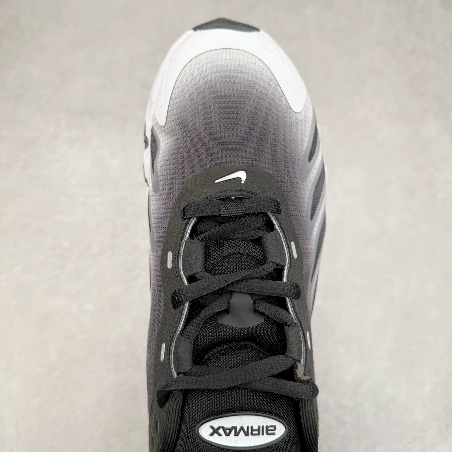 图片[4]-NK Air Max DN8 全掌科技气垫缓震运动跑鞋 FQ7860-038 DN8的核心亮点在于其八腔气垫结构 根据不同部位设定的气压值专为行走设计 提供卓越的舒适感 鞋面的设计让人联想到上世纪90年代末至2000年代初的多款Air Max 中底上系列圆形孔洞引发了热议 不少人将其与竞争品牌的缓震技术进行比较 例如K-SWISS 2010年代初推出的Tubes技 及以多孔鞋底闻名的品牌 尺码：36 36.5 37.5 38 38.5 39 40 40.5 41 42 42.5 43 44 44.5 45-选品中心