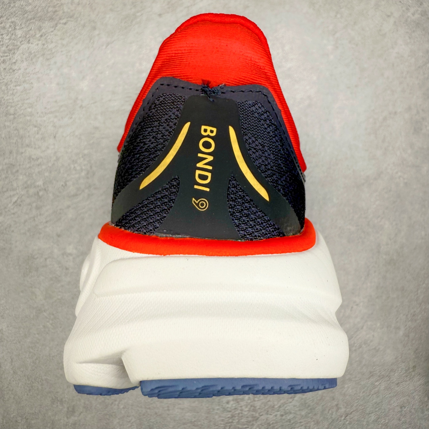 图片[8]-HOKA ONE ONE Bondi 9 WIDE 邦迪九代舒适防滑耐磨低帮休闲跑步鞋 HOKA ONE ONE是来自美国的跑步鞋知名品牌，创立于2009年，始终致力于为所有跑者提供更新、更好的跑步装备。相比常规跑鞋，HOKA ONE ONE特别研发使用性能独特的几何形跑鞋中底，此种鞋底更厚、更高、回弹性也更好，除了卓越的缓冲性能，它还能內各种阶段的跑者带来更具动感、更加稳定的跑步体验。HOKAONE ONE从设计之初就清楚意识到，要保证跑者步幅的均匀一致，双脚自然而然的运动至关重要。尺码：36 36.5 37.5 38 38.5 39 40 40.5 41 42 42.5 43 44 44.5 45-选品中心