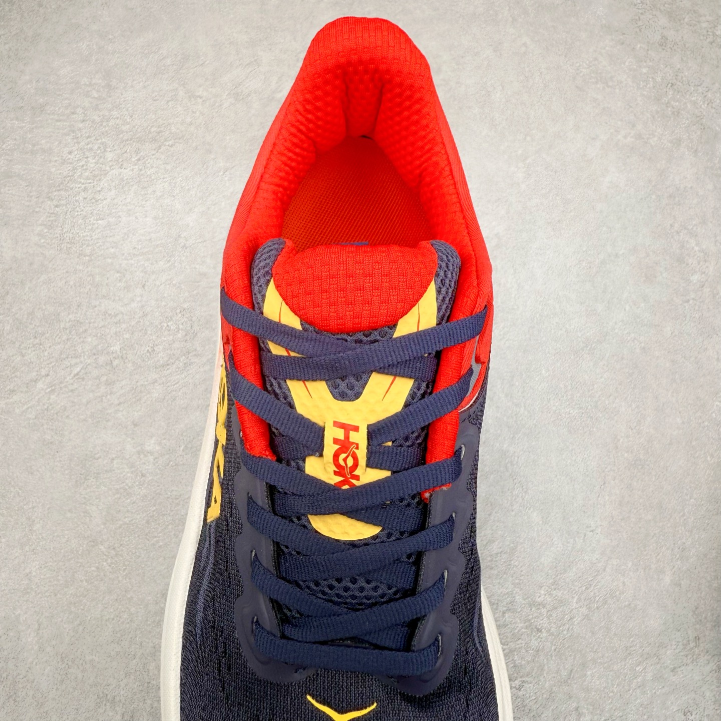 图片[5]-HOKA ONE ONE Bondi 9 WIDE 邦迪九代舒适防滑耐磨低帮休闲跑步鞋 HOKA ONE ONE是来自美国的跑步鞋知名品牌，创立于2009年，始终致力于为所有跑者提供更新、更好的跑步装备。相比常规跑鞋，HOKA ONE ONE特别研发使用性能独特的几何形跑鞋中底，此种鞋底更厚、更高、回弹性也更好，除了卓越的缓冲性能，它还能內各种阶段的跑者带来更具动感、更加稳定的跑步体验。HOKAONE ONE从设计之初就清楚意识到，要保证跑者步幅的均匀一致，双脚自然而然的运动至关重要。尺码：36 36.5 37.5 38 38.5 39 40 40.5 41 42 42.5 43 44 44.5 45-选品中心