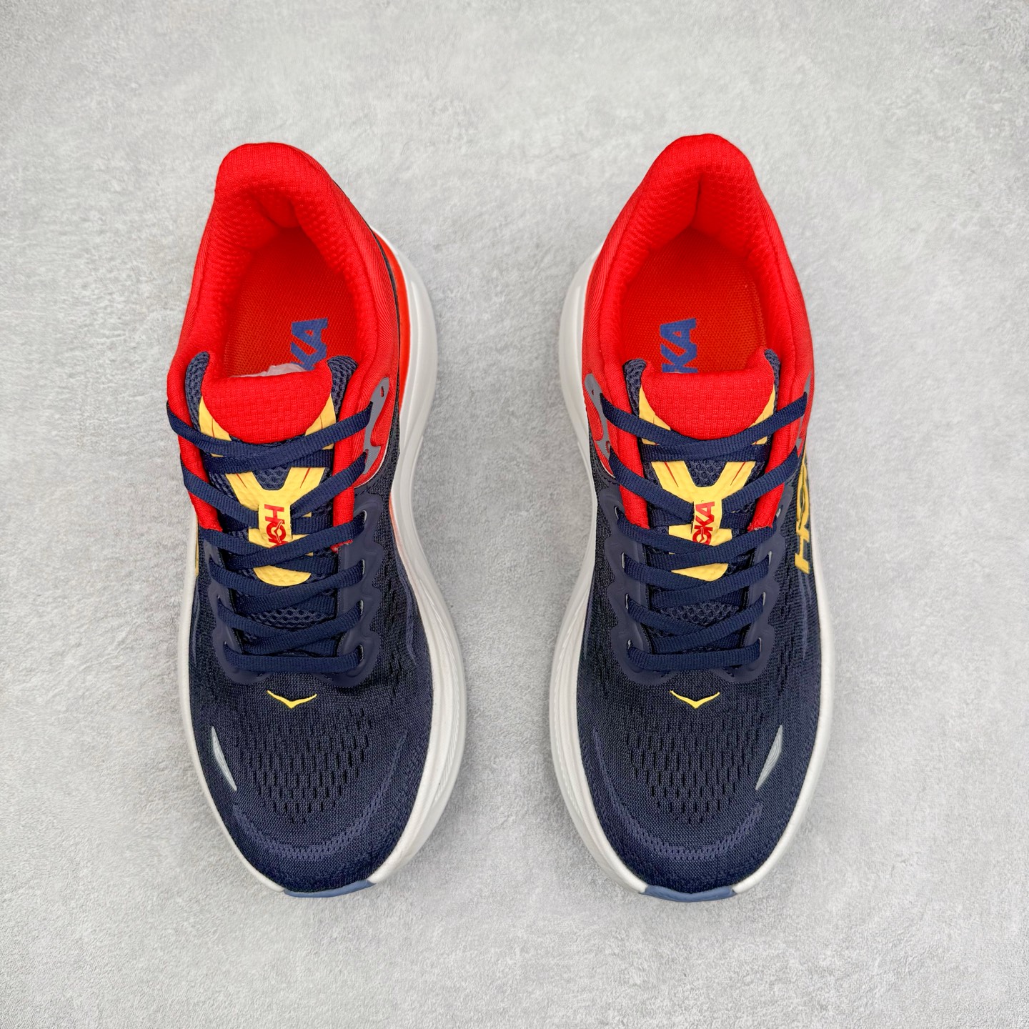 图片[2]-HOKA ONE ONE Bondi 9 WIDE 邦迪九代舒适防滑耐磨低帮休闲跑步鞋 HOKA ONE ONE是来自美国的跑步鞋知名品牌，创立于2009年，始终致力于为所有跑者提供更新、更好的跑步装备。相比常规跑鞋，HOKA ONE ONE特别研发使用性能独特的几何形跑鞋中底，此种鞋底更厚、更高、回弹性也更好，除了卓越的缓冲性能，它还能內各种阶段的跑者带来更具动感、更加稳定的跑步体验。HOKAONE ONE从设计之初就清楚意识到，要保证跑者步幅的均匀一致，双脚自然而然的运动至关重要。尺码：36 36.5 37.5 38 38.5 39 40 40.5 41 42 42.5 43 44 44.5 45-选品中心