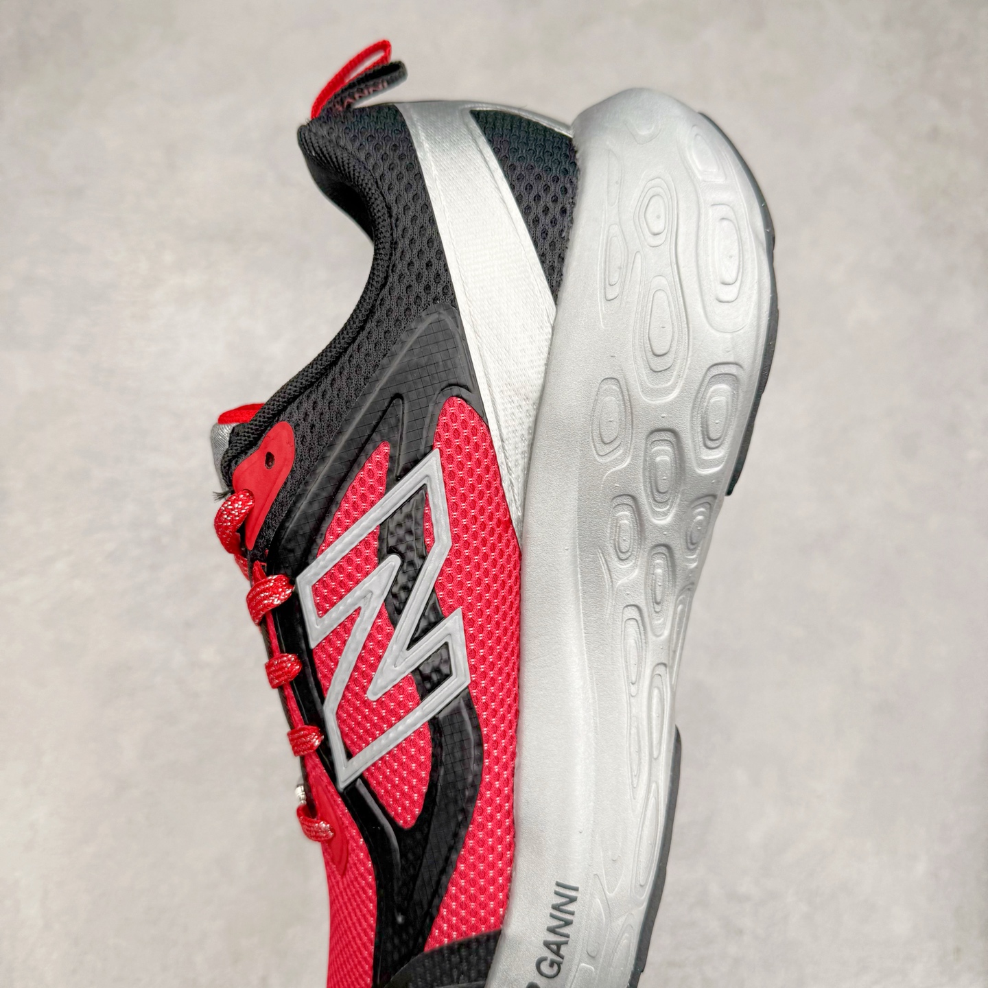 图片[7]-GANNI x New Balance NB Fresh Foam Trainer 联名舒适百搭防滑耐磨低帮跑步鞋 男女同款 黑红白 尺码：36 37 37.5 38 38.5 39.5 40 40.5 41.5 42 42.5 43 44 44.5 45-选品中心