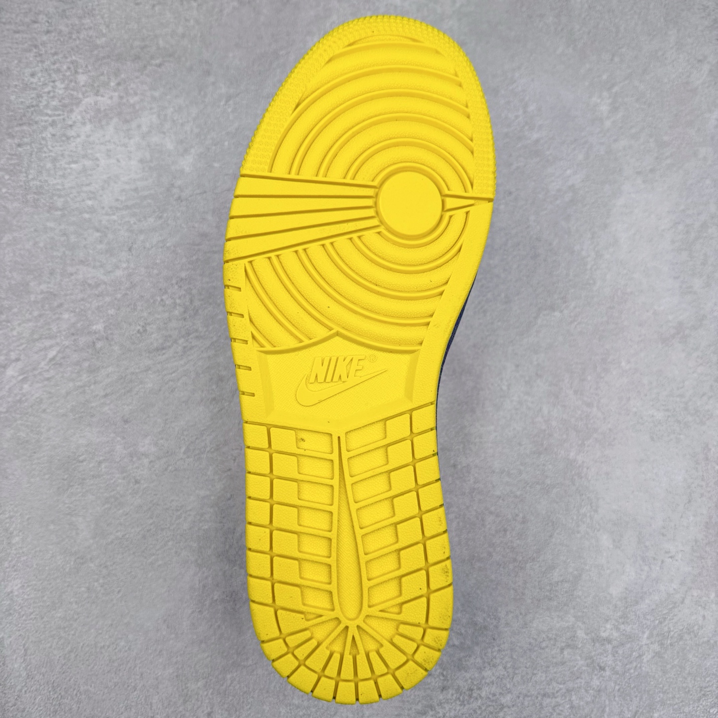 图片[9]-＃K版 Air Jordan AJ1 Low 低帮 街球黑黄 IB8836-007 全新流水线出品 DT版本唯一平替选择 市场第二梯队最强版 全部原鞋开发 原楦原纸板开发 全鞋电脑针车 原厂内置全掌气垫 原盒内在原标 唯一Zp原版鞋带绑法 免检产品 全新2022版型 全头层皮料 完美零毛边处理 原厂配置全掌气垫 价格定位良心 几十个配色陆续出货 实拍调校N版已经零色差零失真 百分百还原实物色彩所见即所得 不存在货不对板色差等低级问题 选购参考实物拍摄 不混卖不参货 只用心做好货严格选品 承诺混一赔十 尺码：36 36.5 37.5 38 38.5 39 40 40.5 41 42 42.5 43 44 44.5 45-选品中心