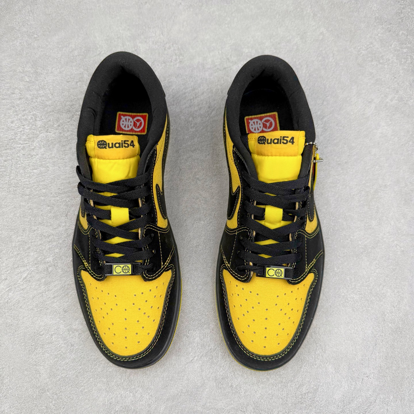 图片[2]-＃K版 Air Jordan AJ1 Low 低帮 街球黑黄 IB8836-007 全新流水线出品 DT版本唯一平替选择 市场第二梯队最强版 全部原鞋开发 原楦原纸板开发 全鞋电脑针车 原厂内置全掌气垫 原盒内在原标 唯一Zp原版鞋带绑法 免检产品 全新2022版型 全头层皮料 完美零毛边处理 原厂配置全掌气垫 价格定位良心 几十个配色陆续出货 实拍调校N版已经零色差零失真 百分百还原实物色彩所见即所得 不存在货不对板色差等低级问题 选购参考实物拍摄 不混卖不参货 只用心做好货严格选品 承诺混一赔十 尺码：36 36.5 37.5 38 38.5 39 40 40.5 41 42 42.5 43 44 44.5 45-选品中心