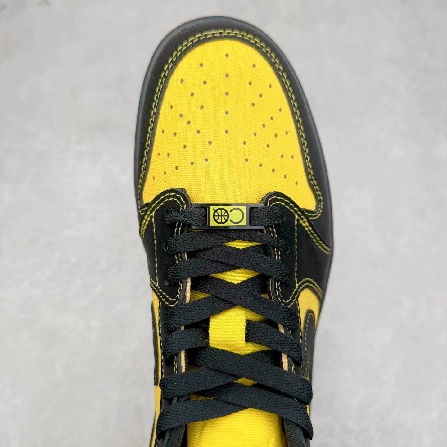 图片[4]-＃K版 Air Jordan AJ1 Low 低帮 街球黑黄 IB8836-007 全新流水线出品 DT版本唯一平替选择 市场第二梯队最强版 全部原鞋开发 原楦原纸板开发 全鞋电脑针车 原厂内置全掌气垫 原盒内在原标 唯一Zp原版鞋带绑法 免检产品 全新2022版型 全头层皮料 完美零毛边处理 原厂配置全掌气垫 价格定位良心 几十个配色陆续出货 实拍调校N版已经零色差零失真 百分百还原实物色彩所见即所得 不存在货不对板色差等低级问题 选购参考实物拍摄 不混卖不参货 只用心做好货严格选品 承诺混一赔十 尺码：36 36.5 37.5 38 38.5 39 40 40.5 41 42 42.5 43 44 44.5 45-选品中心