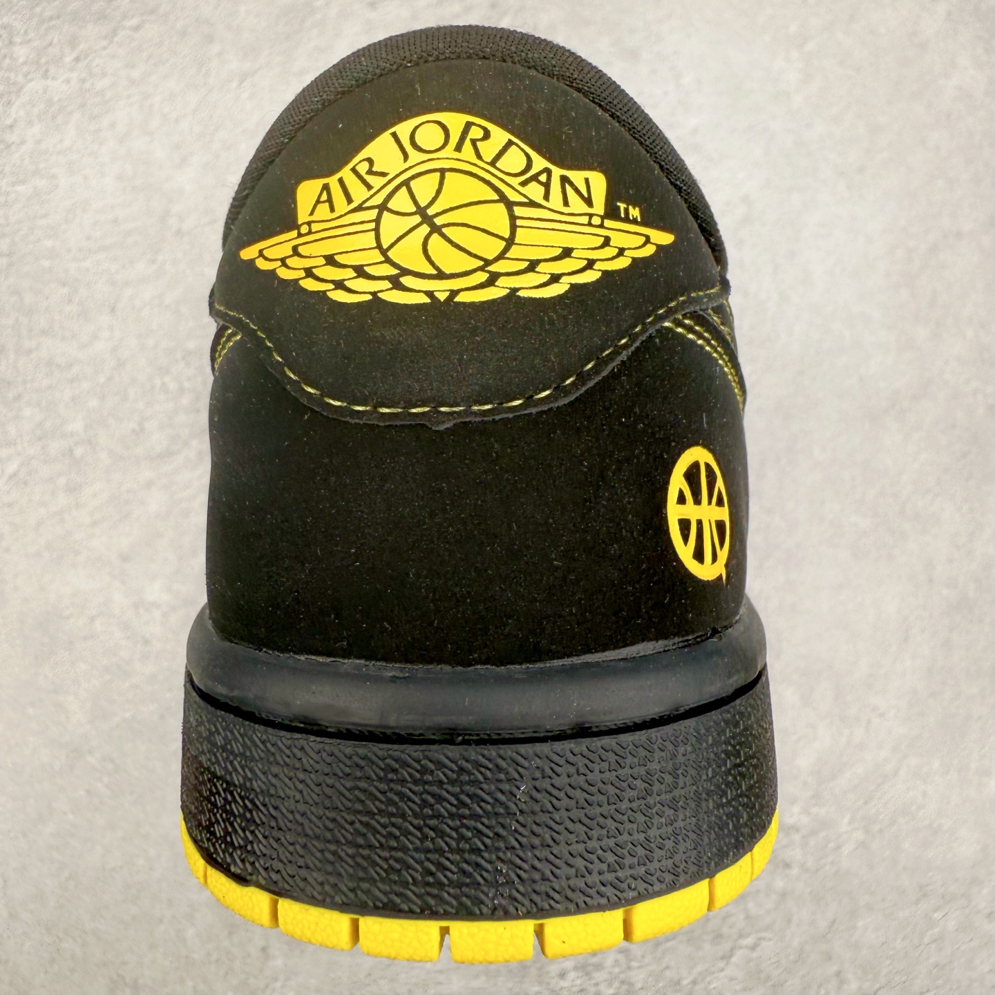 图片[8]-＃K版 Air Jordan AJ1 Low 低帮 街球黑黄 IB8836-007 全新流水线出品 DT版本唯一平替选择 市场第二梯队最强版 全部原鞋开发 原楦原纸板开发 全鞋电脑针车 原厂内置全掌气垫 原盒内在原标 唯一Zp原版鞋带绑法 免检产品 全新2022版型 全头层皮料 完美零毛边处理 原厂配置全掌气垫 价格定位良心 几十个配色陆续出货 实拍调校N版已经零色差零失真 百分百还原实物色彩所见即所得 不存在货不对板色差等低级问题 选购参考实物拍摄 不混卖不参货 只用心做好货严格选品 承诺混一赔十 尺码：36 36.5 37.5 38 38.5 39 40 40.5 41 42 42.5 43 44 44.5 45-选品中心