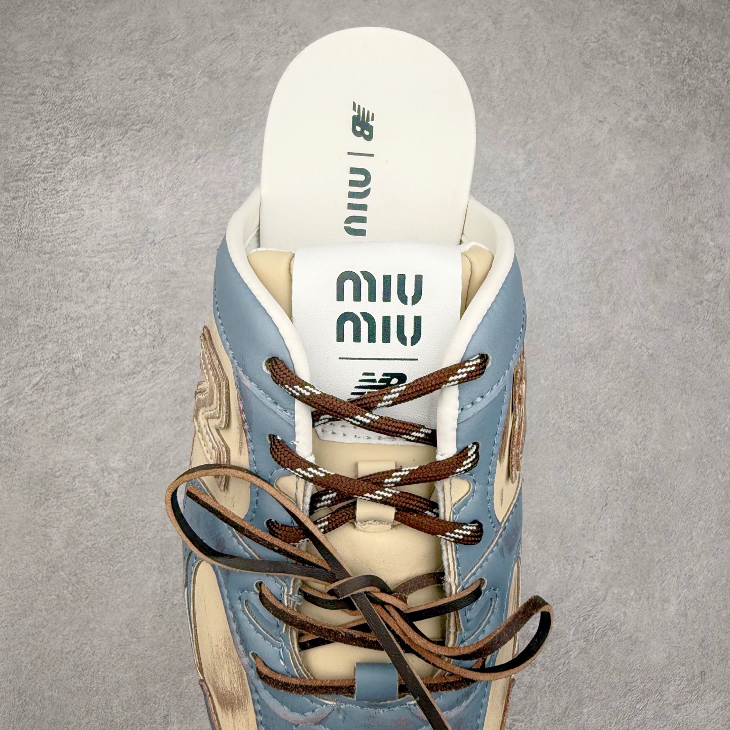 图片[5]-MiuMiu x New Balance NB530 SL 缪缪联名系列低帮经典复古休闲运动鞋半拖 近几年运动品牌与各大潮流品牌不断推出联名产品，在球鞋圈拥有极高的热度。此外，奢侈品牌和运动品牌联名也早已非新鲜事，继 Dior 和 Jordan Brand 以及 Prada 和 adidas 合作后。近日，Miu Miu与New Balance的合作基本已经成为定番，每年都会上新，而近期的最新联名也已经正式曝光，预计会在24年春夏面世！相比之前两次使用的574，这次Miu Miu带来了全新风格。采用了全新型号MR530进行设计，继续使用复古的旧化效果和去年就被带火的美拉德配色打造。Miu Miu作为千禧文化的重要推手，这次也是直接挑选了New Balance 2000年代时发布的健身跑鞋MR530。整体做旧效果非常明显，甚至有些二手鞋的感觉，多少是有点瘦巴黎世家影响了……配色方面将会推出米色和棕色两种颜色可供选择，整体覆盖了做旧麂皮，鞋舌和鞋垫和之前一致，有Miu Miu的Logo，同时搭配皮革和棉质双鞋带组成。尺码：36 37 37.5 38 38.5 39.5 40 40.5 41.5 42 42.5 43.5 44 44.5 45-选品中心