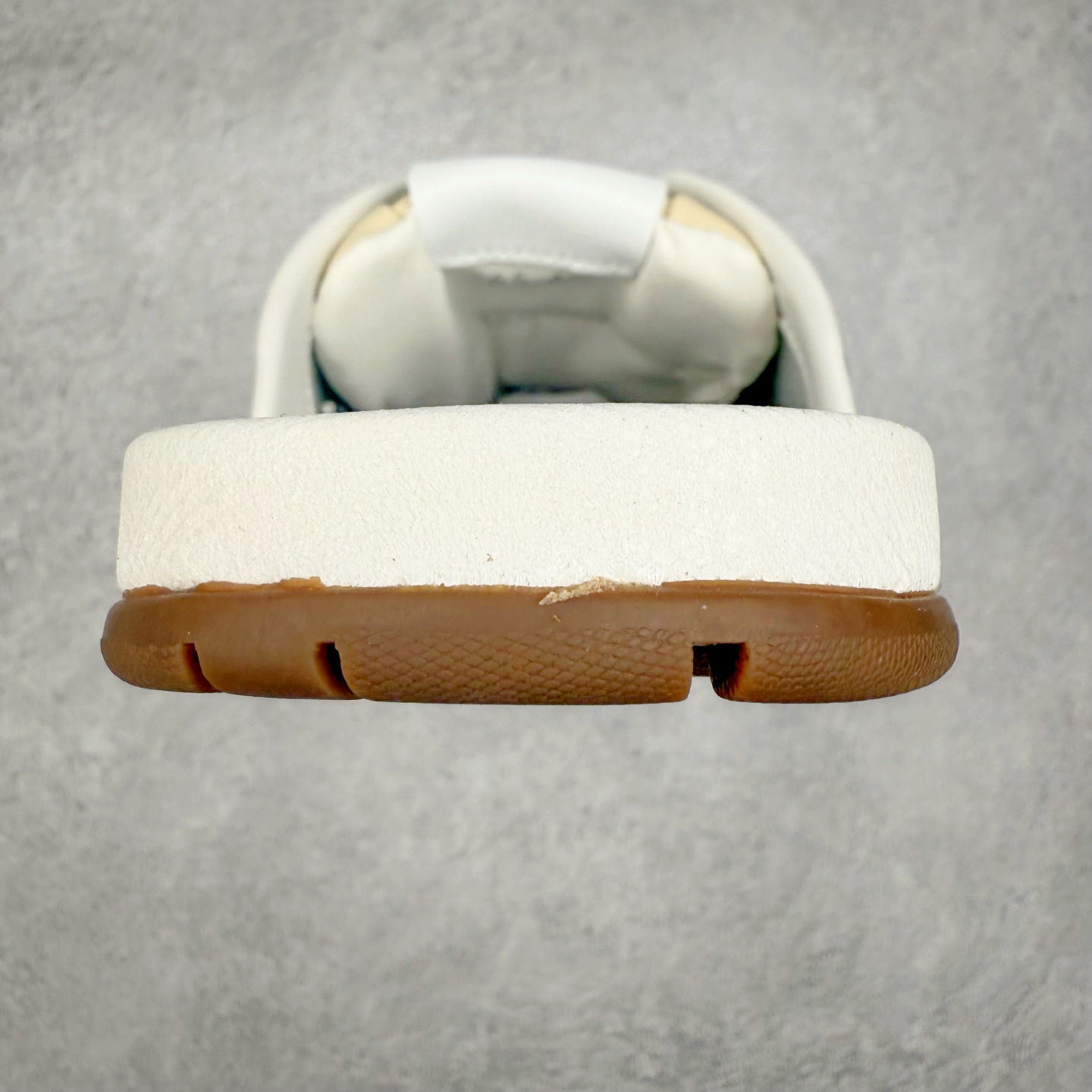 图片[8]-MiuMiu x New Balance NB530 SL 缪缪联名系列低帮经典复古休闲运动鞋半拖 近几年运动品牌与各大潮流品牌不断推出联名产品，在球鞋圈拥有极高的热度。此外，奢侈品牌和运动品牌联名也早已非新鲜事，继 Dior 和 Jordan Brand 以及 Prada 和 adidas 合作后。近日，Miu Miu与New Balance的合作基本已经成为定番，每年都会上新，而近期的最新联名也已经正式曝光，预计会在24年春夏面世！相比之前两次使用的574，这次Miu Miu带来了全新风格。采用了全新型号MR530进行设计，继续使用复古的旧化效果和去年就被带火的美拉德配色打造。Miu Miu作为千禧文化的重要推手，这次也是直接挑选了New Balance 2000年代时发布的健身跑鞋MR530。整体做旧效果非常明显，甚至有些二手鞋的感觉，多少是有点瘦巴黎世家影响了……配色方面将会推出米色和棕色两种颜色可供选择，整体覆盖了做旧麂皮，鞋舌和鞋垫和之前一致，有Miu Miu的Logo，同时搭配皮革和棉质双鞋带组成。尺码：36 37 37.5 38 38.5 39.5 40 40.5 41.5 42 42.5 43.5 44 44.5 45-选品中心