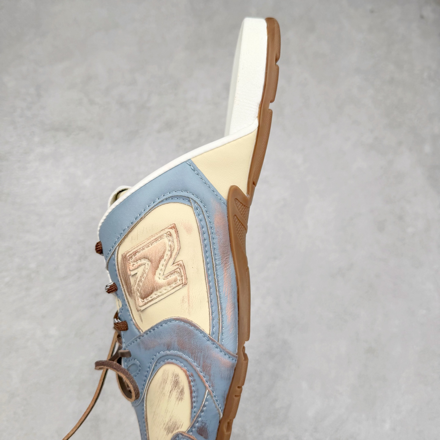 图片[7]-MiuMiu x New Balance NB530 SL 缪缪联名系列低帮经典复古休闲运动鞋半拖 近几年运动品牌与各大潮流品牌不断推出联名产品，在球鞋圈拥有极高的热度。此外，奢侈品牌和运动品牌联名也早已非新鲜事，继 Dior 和 Jordan Brand 以及 Prada 和 adidas 合作后。近日，Miu Miu与New Balance的合作基本已经成为定番，每年都会上新，而近期的最新联名也已经正式曝光，预计会在24年春夏面世！相比之前两次使用的574，这次Miu Miu带来了全新风格。采用了全新型号MR530进行设计，继续使用复古的旧化效果和去年就被带火的美拉德配色打造。Miu Miu作为千禧文化的重要推手，这次也是直接挑选了New Balance 2000年代时发布的健身跑鞋MR530。整体做旧效果非常明显，甚至有些二手鞋的感觉，多少是有点瘦巴黎世家影响了……配色方面将会推出米色和棕色两种颜色可供选择，整体覆盖了做旧麂皮，鞋舌和鞋垫和之前一致，有Miu Miu的Logo，同时搭配皮革和棉质双鞋带组成。尺码：36 37 37.5 38 38.5 39.5 40 40.5 41.5 42 42.5 43.5 44 44.5 45-选品中心