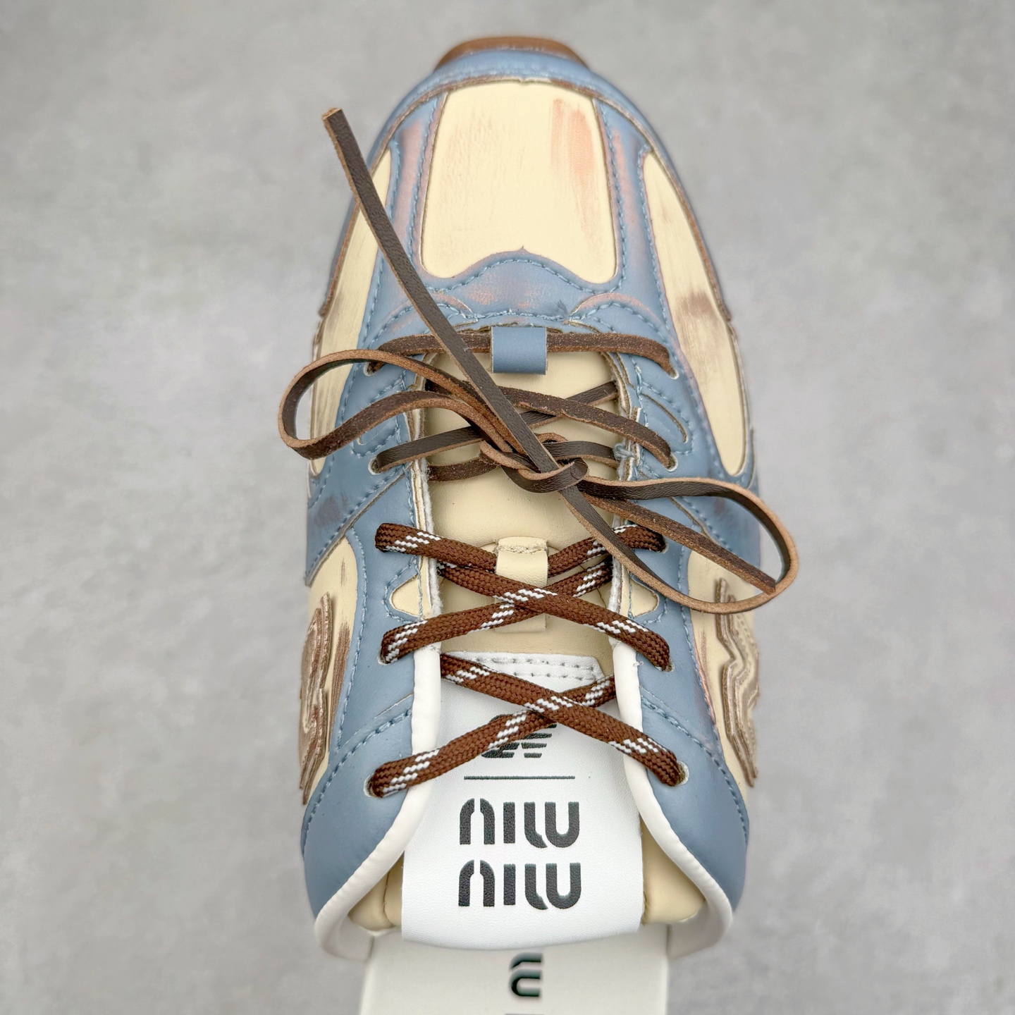 图片[4]-MiuMiu x New Balance NB530 SL 缪缪联名系列低帮经典复古休闲运动鞋半拖 近几年运动品牌与各大潮流品牌不断推出联名产品，在球鞋圈拥有极高的热度。此外，奢侈品牌和运动品牌联名也早已非新鲜事，继 Dior 和 Jordan Brand 以及 Prada 和 adidas 合作后。近日，Miu Miu与New Balance的合作基本已经成为定番，每年都会上新，而近期的最新联名也已经正式曝光，预计会在24年春夏面世！相比之前两次使用的574，这次Miu Miu带来了全新风格。采用了全新型号MR530进行设计，继续使用复古的旧化效果和去年就被带火的美拉德配色打造。Miu Miu作为千禧文化的重要推手，这次也是直接挑选了New Balance 2000年代时发布的健身跑鞋MR530。整体做旧效果非常明显，甚至有些二手鞋的感觉，多少是有点瘦巴黎世家影响了……配色方面将会推出米色和棕色两种颜色可供选择，整体覆盖了做旧麂皮，鞋舌和鞋垫和之前一致，有Miu Miu的Logo，同时搭配皮革和棉质双鞋带组成。尺码：36 37 37.5 38 38.5 39.5 40 40.5 41.5 42 42.5 43.5 44 44.5 45-选品中心