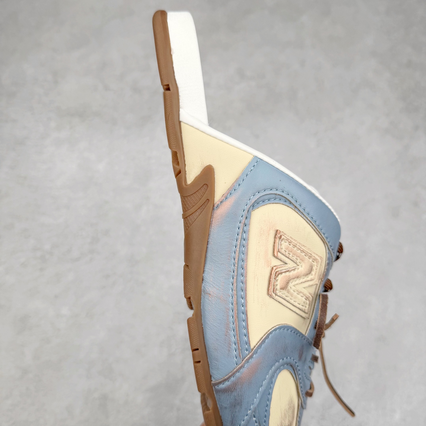 图片[6]-MiuMiu x New Balance NB530 SL 缪缪联名系列低帮经典复古休闲运动鞋半拖 近几年运动品牌与各大潮流品牌不断推出联名产品，在球鞋圈拥有极高的热度。此外，奢侈品牌和运动品牌联名也早已非新鲜事，继 Dior 和 Jordan Brand 以及 Prada 和 adidas 合作后。近日，Miu Miu与New Balance的合作基本已经成为定番，每年都会上新，而近期的最新联名也已经正式曝光，预计会在24年春夏面世！相比之前两次使用的574，这次Miu Miu带来了全新风格。采用了全新型号MR530进行设计，继续使用复古的旧化效果和去年就被带火的美拉德配色打造。Miu Miu作为千禧文化的重要推手，这次也是直接挑选了New Balance 2000年代时发布的健身跑鞋MR530。整体做旧效果非常明显，甚至有些二手鞋的感觉，多少是有点瘦巴黎世家影响了……配色方面将会推出米色和棕色两种颜色可供选择，整体覆盖了做旧麂皮，鞋舌和鞋垫和之前一致，有Miu Miu的Logo，同时搭配皮革和棉质双鞋带组成。尺码：36 37 37.5 38 38.5 39.5 40 40.5 41.5 42 42.5 43.5 44 44.5 45-选品中心