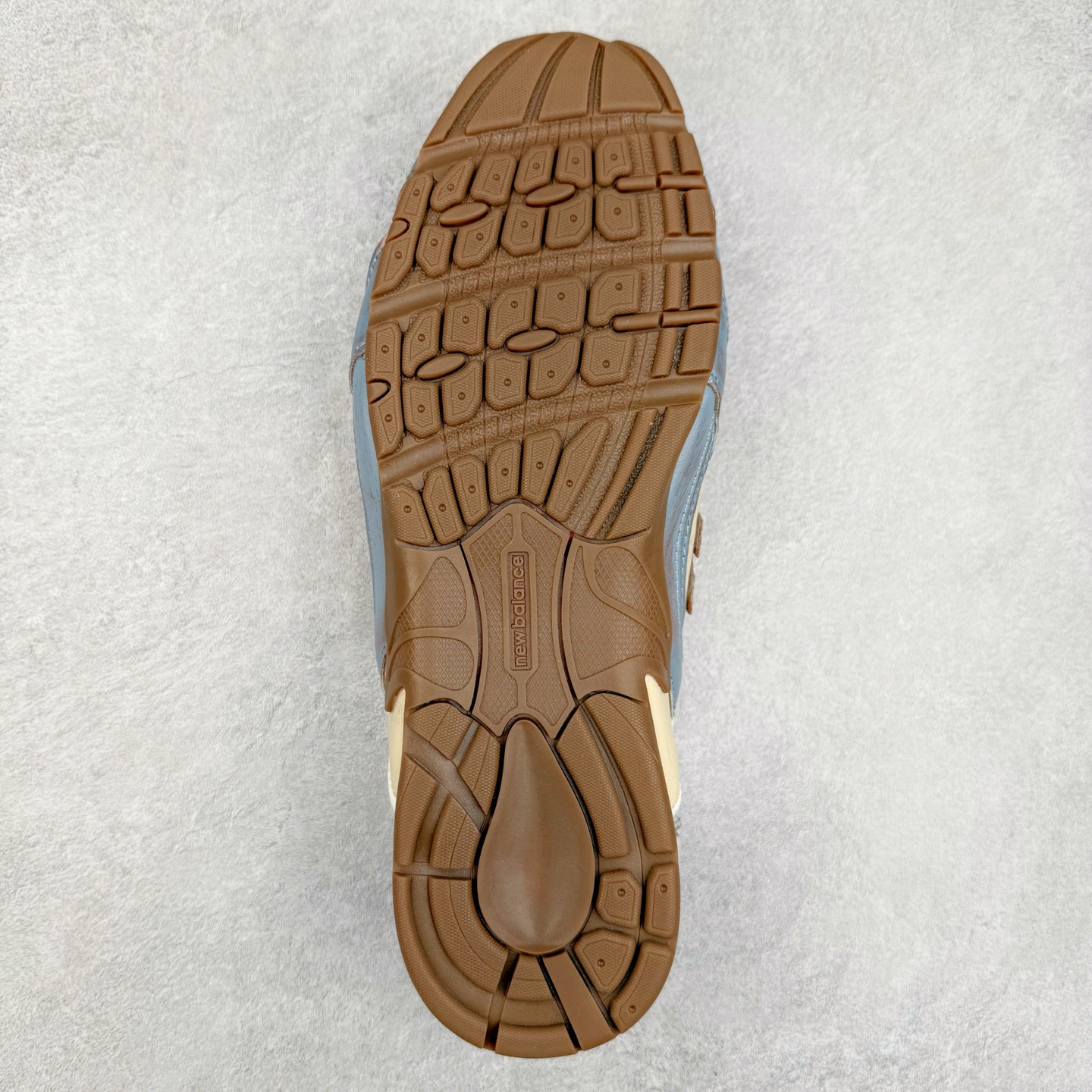 图片[9]-MiuMiu x New Balance NB530 SL 缪缪联名系列低帮经典复古休闲运动鞋半拖 近几年运动品牌与各大潮流品牌不断推出联名产品，在球鞋圈拥有极高的热度。此外，奢侈品牌和运动品牌联名也早已非新鲜事，继 Dior 和 Jordan Brand 以及 Prada 和 adidas 合作后。近日，Miu Miu与New Balance的合作基本已经成为定番，每年都会上新，而近期的最新联名也已经正式曝光，预计会在24年春夏面世！相比之前两次使用的574，这次Miu Miu带来了全新风格。采用了全新型号MR530进行设计，继续使用复古的旧化效果和去年就被带火的美拉德配色打造。Miu Miu作为千禧文化的重要推手，这次也是直接挑选了New Balance 2000年代时发布的健身跑鞋MR530。整体做旧效果非常明显，甚至有些二手鞋的感觉，多少是有点瘦巴黎世家影响了……配色方面将会推出米色和棕色两种颜色可供选择，整体覆盖了做旧麂皮，鞋舌和鞋垫和之前一致，有Miu Miu的Logo，同时搭配皮革和棉质双鞋带组成。尺码：36 37 37.5 38 38.5 39.5 40 40.5 41.5 42 42.5 43.5 44 44.5 45-选品中心