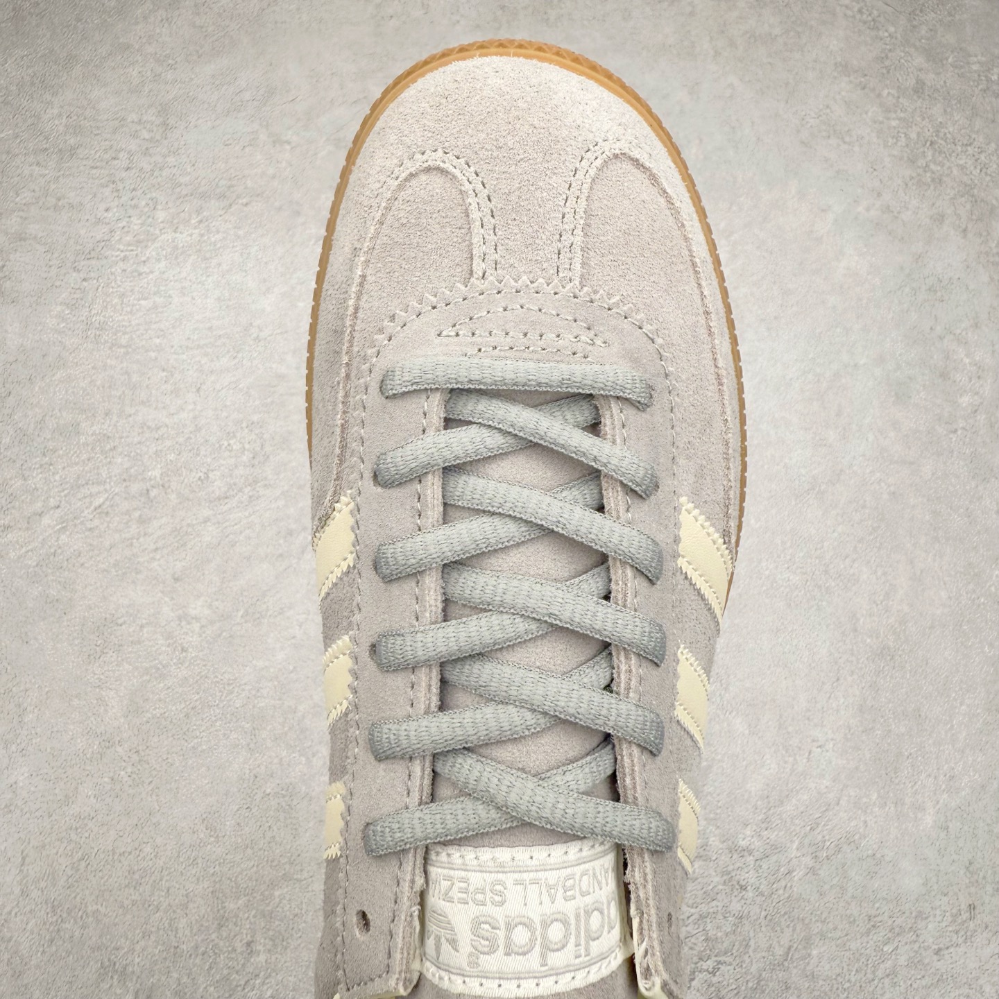 图片[4]-AD Originals Handball SPZL 手球运动员系列百搭休闲运动板鞋 IF7086 这款来自阿迪达斯的这款HANDBALL SPZL前身是一双手球运动鞋，这一次拿来复刻，所以鞋面的主要色彩选用了黑色， 鞋面外侧除了Spezial字母之外还有三叶草标志。Handball SPZL作为复古手球训练鞋与作为室内足球鞋的Samba有着异曲同工之处，但是质感更为出众的鞋身以及丰富的配色选择比起Samba来讲可以说是更胜一筹了！尺码：36 36⅔ 37⅓ 38 38⅔ 39⅓ 40 40⅔ 41⅓ 42 42⅔ 43⅓ 44 45-选品中心