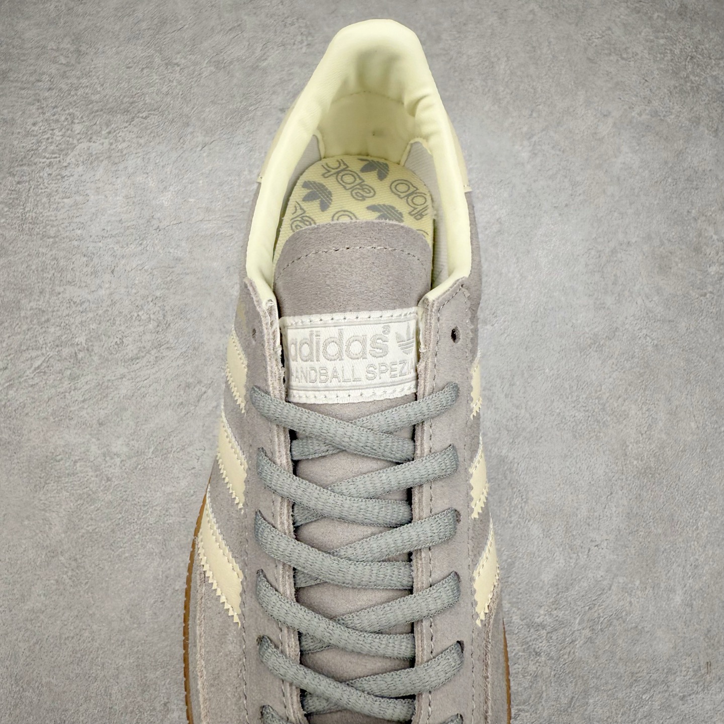 图片[5]-AD Originals Handball SPZL 手球运动员系列百搭休闲运动板鞋 IF7086 这款来自阿迪达斯的这款HANDBALL SPZL前身是一双手球运动鞋，这一次拿来复刻，所以鞋面的主要色彩选用了黑色， 鞋面外侧除了Spezial字母之外还有三叶草标志。Handball SPZL作为复古手球训练鞋与作为室内足球鞋的Samba有着异曲同工之处，但是质感更为出众的鞋身以及丰富的配色选择比起Samba来讲可以说是更胜一筹了！尺码：36 36⅔ 37⅓ 38 38⅔ 39⅓ 40 40⅔ 41⅓ 42 42⅔ 43⅓ 44 45-选品中心