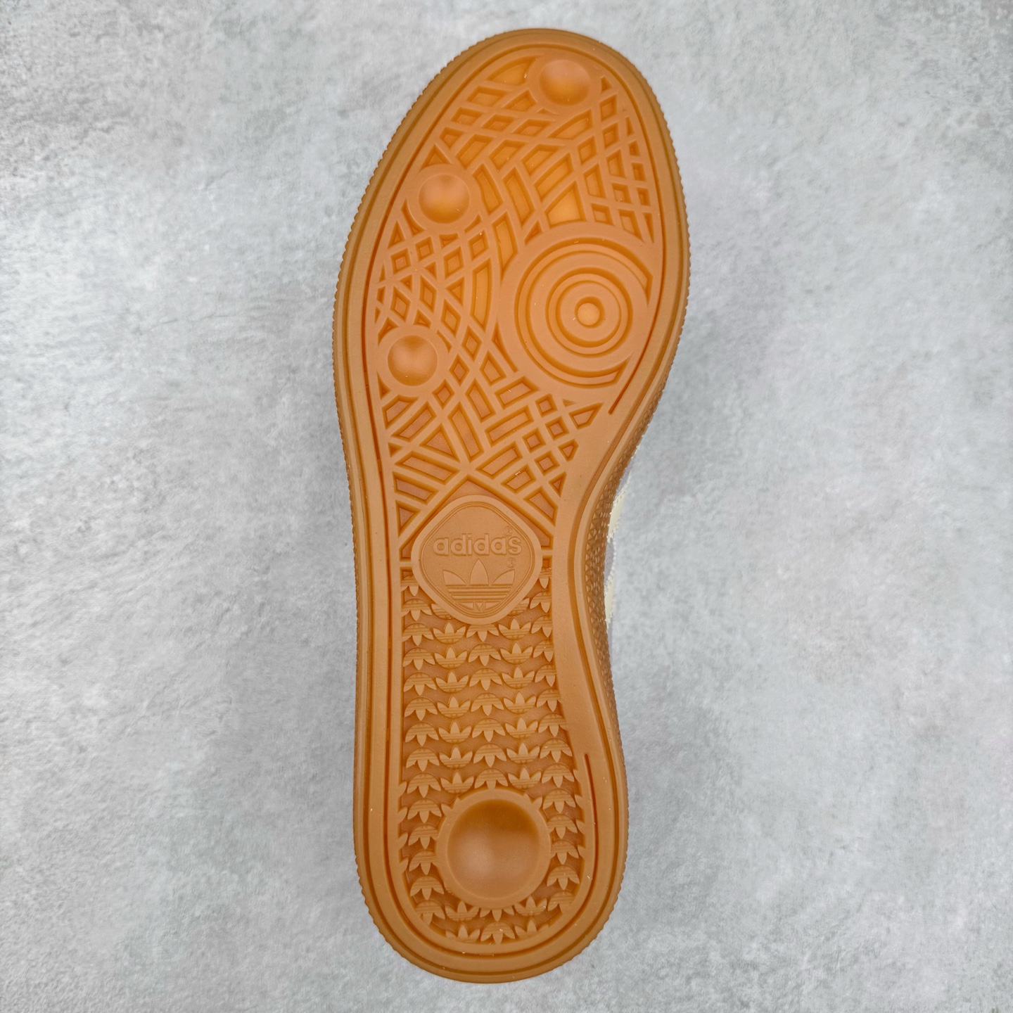 图片[9]-AD Originals Handball SPZL 手球运动员系列百搭休闲运动板鞋 IF7086 这款来自阿迪达斯的这款HANDBALL SPZL前身是一双手球运动鞋，这一次拿来复刻，所以鞋面的主要色彩选用了黑色， 鞋面外侧除了Spezial字母之外还有三叶草标志。Handball SPZL作为复古手球训练鞋与作为室内足球鞋的Samba有着异曲同工之处，但是质感更为出众的鞋身以及丰富的配色选择比起Samba来讲可以说是更胜一筹了！尺码：36 36⅔ 37⅓ 38 38⅔ 39⅓ 40 40⅔ 41⅓ 42 42⅔ 43⅓ 44 45-选品中心