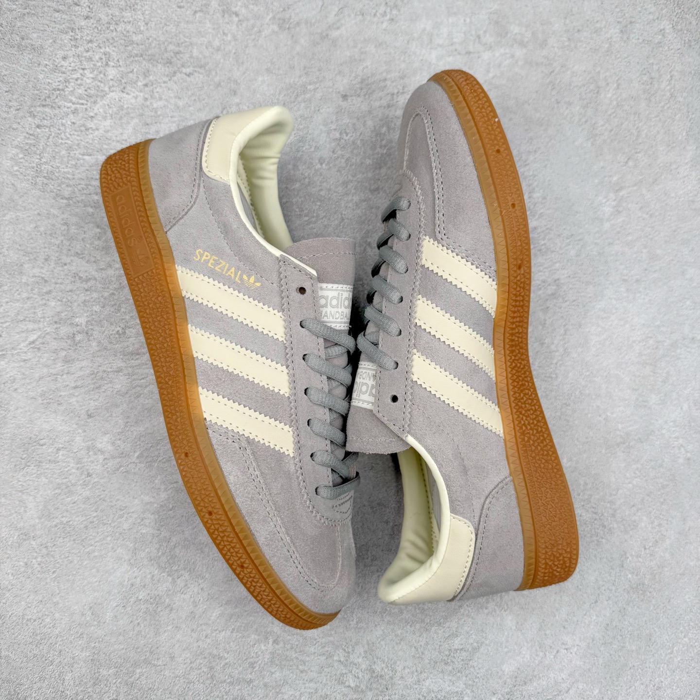 图片[3]-AD Originals Handball SPZL 手球运动员系列百搭休闲运动板鞋 IF7086 这款来自阿迪达斯的这款HANDBALL SPZL前身是一双手球运动鞋，这一次拿来复刻，所以鞋面的主要色彩选用了黑色， 鞋面外侧除了Spezial字母之外还有三叶草标志。Handball SPZL作为复古手球训练鞋与作为室内足球鞋的Samba有着异曲同工之处，但是质感更为出众的鞋身以及丰富的配色选择比起Samba来讲可以说是更胜一筹了！尺码：36 36⅔ 37⅓ 38 38⅔ 39⅓ 40 40⅔ 41⅓ 42 42⅔ 43⅓ 44 45-选品中心