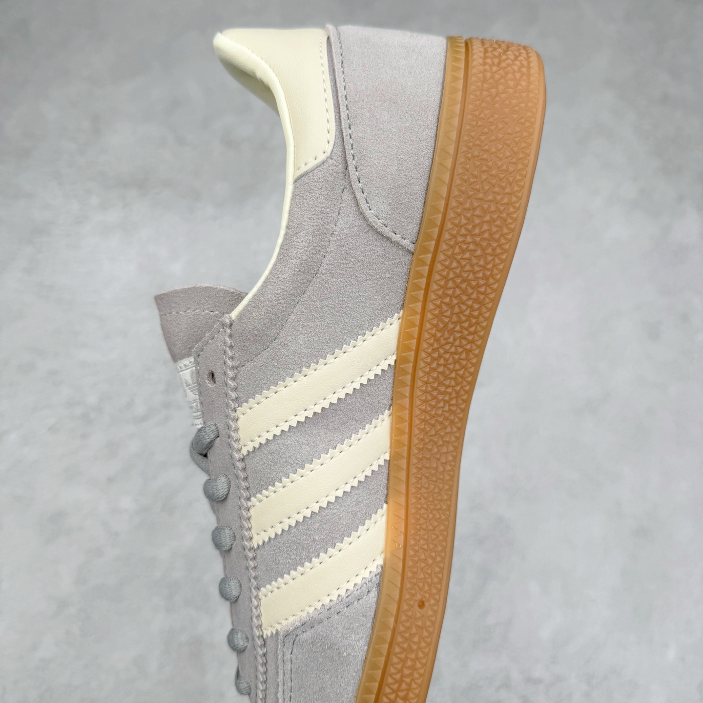 图片[7]-AD Originals Handball SPZL 手球运动员系列百搭休闲运动板鞋 IF7086 这款来自阿迪达斯的这款HANDBALL SPZL前身是一双手球运动鞋，这一次拿来复刻，所以鞋面的主要色彩选用了黑色， 鞋面外侧除了Spezial字母之外还有三叶草标志。Handball SPZL作为复古手球训练鞋与作为室内足球鞋的Samba有着异曲同工之处，但是质感更为出众的鞋身以及丰富的配色选择比起Samba来讲可以说是更胜一筹了！尺码：36 36⅔ 37⅓ 38 38⅔ 39⅓ 40 40⅔ 41⅓ 42 42⅔ 43⅓ 44 45-选品中心