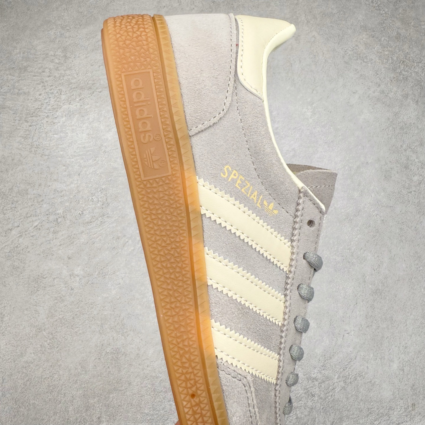 图片[6]-AD Originals Handball SPZL 手球运动员系列百搭休闲运动板鞋 IF7086 这款来自阿迪达斯的这款HANDBALL SPZL前身是一双手球运动鞋，这一次拿来复刻，所以鞋面的主要色彩选用了黑色， 鞋面外侧除了Spezial字母之外还有三叶草标志。Handball SPZL作为复古手球训练鞋与作为室内足球鞋的Samba有着异曲同工之处，但是质感更为出众的鞋身以及丰富的配色选择比起Samba来讲可以说是更胜一筹了！尺码：36 36⅔ 37⅓ 38 38⅔ 39⅓ 40 40⅔ 41⅓ 42 42⅔ 43⅓ 44 45-选品中心