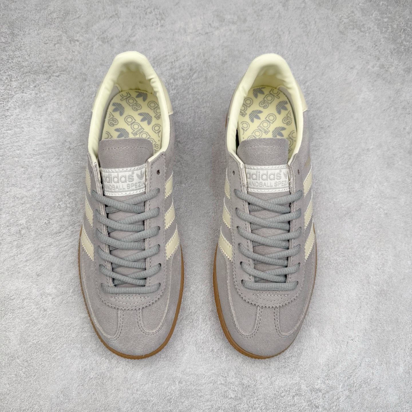 图片[2]-AD Originals Handball SPZL 手球运动员系列百搭休闲运动板鞋 IF7086 这款来自阿迪达斯的这款HANDBALL SPZL前身是一双手球运动鞋，这一次拿来复刻，所以鞋面的主要色彩选用了黑色， 鞋面外侧除了Spezial字母之外还有三叶草标志。Handball SPZL作为复古手球训练鞋与作为室内足球鞋的Samba有着异曲同工之处，但是质感更为出众的鞋身以及丰富的配色选择比起Samba来讲可以说是更胜一筹了！尺码：36 36⅔ 37⅓ 38 38⅔ 39⅓ 40 40⅔ 41⅓ 42 42⅔ 43⅓ 44 45-选品中心