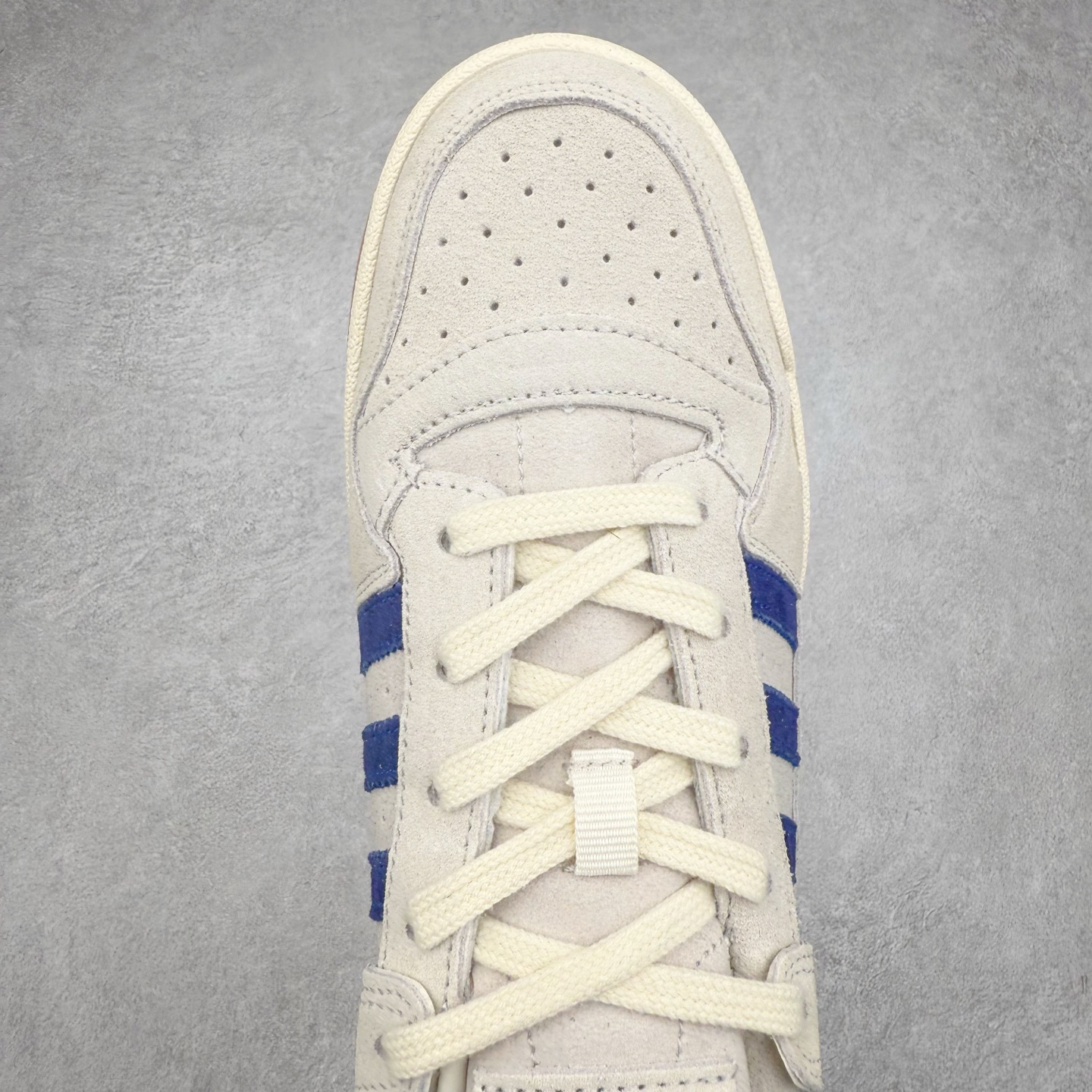 图片[4]-AD Forum 84 Low OG 低帮百搭潮流休闲运动板鞋 IF9681 以复古篮球鞋的外形为基础 采用皮革拼接 简约百搭 更加贴合舒适 中底内侧网格造型起到点睛之笔 外底橡胶 更显复古 尺码：36 36.5 37.5 38 38.5 39 40 40.5 41 42 42.5 43 44 44.5 45-选品中心