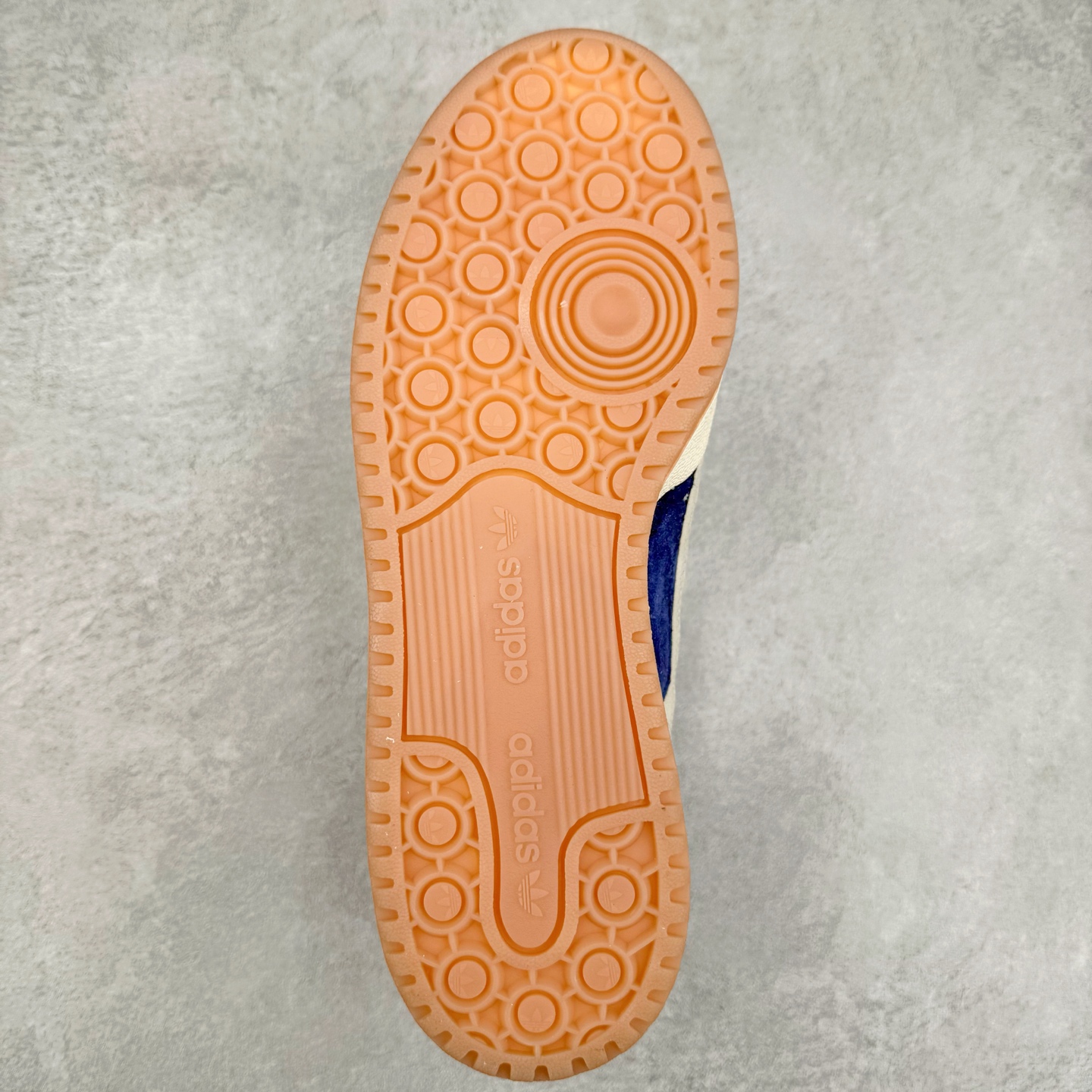 图片[9]-AD Forum 84 Low OG 低帮百搭潮流休闲运动板鞋 IF9681 以复古篮球鞋的外形为基础 采用皮革拼接 简约百搭 更加贴合舒适 中底内侧网格造型起到点睛之笔 外底橡胶 更显复古 尺码：36 36.5 37.5 38 38.5 39 40 40.5 41 42 42.5 43 44 44.5 45-选品中心