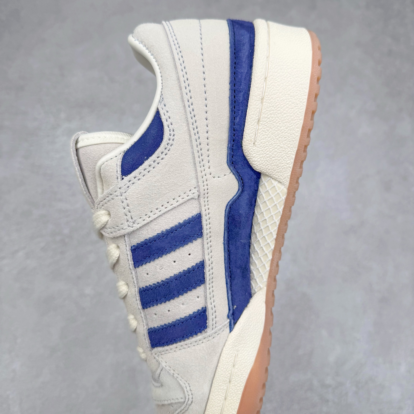 图片[7]-AD Forum 84 Low OG 低帮百搭潮流休闲运动板鞋 IF9681 以复古篮球鞋的外形为基础 采用皮革拼接 简约百搭 更加贴合舒适 中底内侧网格造型起到点睛之笔 外底橡胶 更显复古 尺码：36 36.5 37.5 38 38.5 39 40 40.5 41 42 42.5 43 44 44.5 45-选品中心